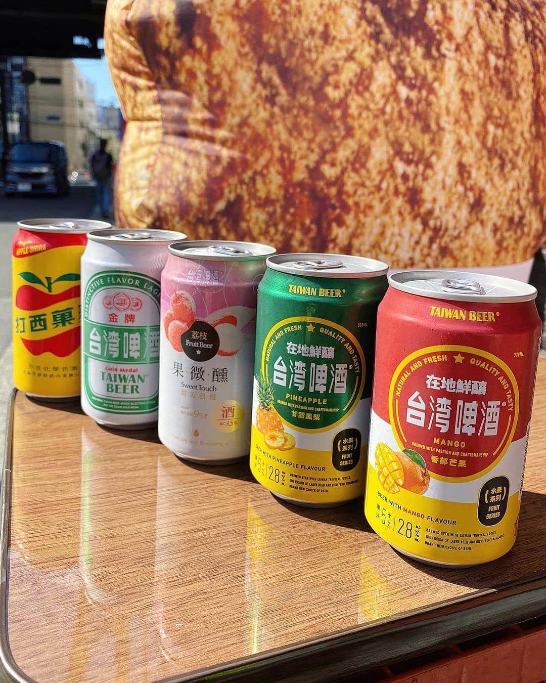 4meee!さんのインスタグラム写真 - (4meee!Instagram)「＼顔が隠れるほどの大きなフードが大阪に登場！／﻿ ﻿ 10/14にオープンした炎旨大鶏排✨﻿ こちらは、台湾発の大鶏排（ダージーパイ）のお店です。﻿ ﻿ 顔がスッポリ隠れる大きさなのに、なんと、 ▪️大鶏排　¥580﻿　！ ﻿ .﻿ 下味のスパイス（五香粉）が付いていて、さらにメニューよりお好みのスパイスを1つ☝️﻿ .﻿ 揚げたて熱々ジューシー😋💕﻿ 台湾ビールを始めとした豊富な台湾ドリンクと相性ももちろん抜群！♡﻿ .﻿ ＿＿＿＿＿＿＿＿＿＿＿＿＿＿＿﻿ 人気のセット✨﻿ ◎大鶏排＋アルコールセット ¥1.100﻿ ◎大鶏排＋ノンアルセット ¥900﻿ ・﻿ ・﻿ ▪️台湾屋台セット（単品より3種）¥980﻿ ▪️単品　¥350﻿ .﻿ ◎紫芋春巻き﻿ ◎大根餅﻿ ◎胡麻団子﻿ ◎揚げパン﻿ ・﻿ ・﻿ ▪️アップルサイダー　¥400﻿ ▪️台湾ビール　¥600﻿ ＿＿＿＿＿＿＿＿＿＿＿＿＿＿＿＿﻿ ﻿﻿ ■#4meee_cafe﻿ 📍大阪市中央区西心斎橋1-15-15 野々垣ビル 1階﻿  🕛﻿ 〈月〜木・日〉11:30〜22:00﻿ 〈金・土・祝前〉11:30〜23:00﻿ ﻿ Photo by﻿ @fox.osaka ﻿﻿ 流行りのアイテでムやスポットには　@4meee_com をタグ付けして投稿してください🎀﻿﻿ .﻿ #4MEEE#フォーミー#アラサー女子#女子力向上委員会﻿﻿ #炎旨大鶏排 #enshidajipai #エンシダージーパイ #台湾 #台湾屋台料理 #アメリカ村 #アメリカ村グルメ #アメリカ村ランチ #西心斎橋グルメ #心斎橋グルメ #心斎橋ランチ #心斎橋食べ歩き #心斎橋テイクアウト #大阪グルメ #大阪台湾料理 #大阪テイクアウト #ういらぶ大阪」10月23日 18時01分 - 4meee_com
