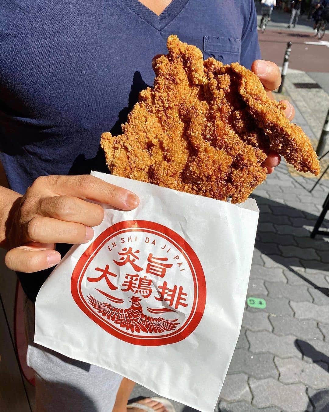 4meee!さんのインスタグラム写真 - (4meee!Instagram)「＼顔が隠れるほどの大きなフードが大阪に登場！／﻿ ﻿ 10/14にオープンした炎旨大鶏排✨﻿ こちらは、台湾発の大鶏排（ダージーパイ）のお店です。﻿ ﻿ 顔がスッポリ隠れる大きさなのに、なんと、 ▪️大鶏排　¥580﻿　！ ﻿ .﻿ 下味のスパイス（五香粉）が付いていて、さらにメニューよりお好みのスパイスを1つ☝️﻿ .﻿ 揚げたて熱々ジューシー😋💕﻿ 台湾ビールを始めとした豊富な台湾ドリンクと相性ももちろん抜群！♡﻿ .﻿ ＿＿＿＿＿＿＿＿＿＿＿＿＿＿＿﻿ 人気のセット✨﻿ ◎大鶏排＋アルコールセット ¥1.100﻿ ◎大鶏排＋ノンアルセット ¥900﻿ ・﻿ ・﻿ ▪️台湾屋台セット（単品より3種）¥980﻿ ▪️単品　¥350﻿ .﻿ ◎紫芋春巻き﻿ ◎大根餅﻿ ◎胡麻団子﻿ ◎揚げパン﻿ ・﻿ ・﻿ ▪️アップルサイダー　¥400﻿ ▪️台湾ビール　¥600﻿ ＿＿＿＿＿＿＿＿＿＿＿＿＿＿＿＿﻿ ﻿﻿ ■#4meee_cafe﻿ 📍大阪市中央区西心斎橋1-15-15 野々垣ビル 1階﻿  🕛﻿ 〈月〜木・日〉11:30〜22:00﻿ 〈金・土・祝前〉11:30〜23:00﻿ ﻿ Photo by﻿ @fox.osaka ﻿﻿ 流行りのアイテでムやスポットには　@4meee_com をタグ付けして投稿してください🎀﻿﻿ .﻿ #4MEEE#フォーミー#アラサー女子#女子力向上委員会﻿﻿ #炎旨大鶏排 #enshidajipai #エンシダージーパイ #台湾 #台湾屋台料理 #アメリカ村 #アメリカ村グルメ #アメリカ村ランチ #西心斎橋グルメ #心斎橋グルメ #心斎橋ランチ #心斎橋食べ歩き #心斎橋テイクアウト #大阪グルメ #大阪台湾料理 #大阪テイクアウト #ういらぶ大阪」10月23日 18時01分 - 4meee_com