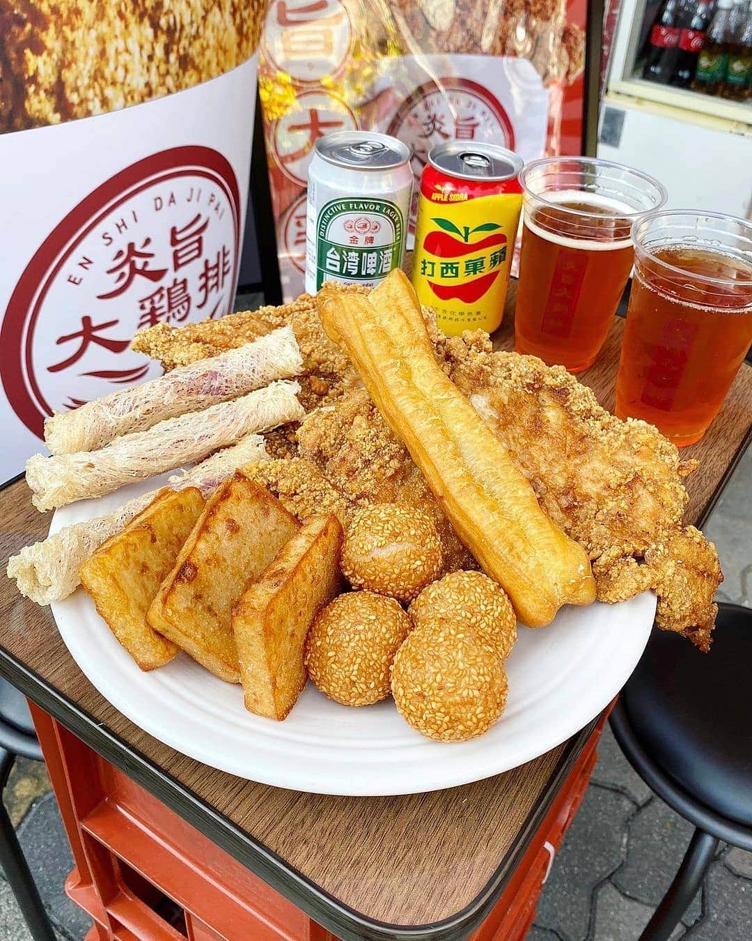 4meee!さんのインスタグラム写真 - (4meee!Instagram)「＼顔が隠れるほどの大きなフードが大阪に登場！／﻿ ﻿ 10/14にオープンした炎旨大鶏排✨﻿ こちらは、台湾発の大鶏排（ダージーパイ）のお店です。﻿ ﻿ 顔がスッポリ隠れる大きさなのに、なんと、 ▪️大鶏排　¥580﻿　！ ﻿ .﻿ 下味のスパイス（五香粉）が付いていて、さらにメニューよりお好みのスパイスを1つ☝️﻿ .﻿ 揚げたて熱々ジューシー😋💕﻿ 台湾ビールを始めとした豊富な台湾ドリンクと相性ももちろん抜群！♡﻿ .﻿ ＿＿＿＿＿＿＿＿＿＿＿＿＿＿＿﻿ 人気のセット✨﻿ ◎大鶏排＋アルコールセット ¥1.100﻿ ◎大鶏排＋ノンアルセット ¥900﻿ ・﻿ ・﻿ ▪️台湾屋台セット（単品より3種）¥980﻿ ▪️単品　¥350﻿ .﻿ ◎紫芋春巻き﻿ ◎大根餅﻿ ◎胡麻団子﻿ ◎揚げパン﻿ ・﻿ ・﻿ ▪️アップルサイダー　¥400﻿ ▪️台湾ビール　¥600﻿ ＿＿＿＿＿＿＿＿＿＿＿＿＿＿＿＿﻿ ﻿﻿ ■#4meee_cafe﻿ 📍大阪市中央区西心斎橋1-15-15 野々垣ビル 1階﻿  🕛﻿ 〈月〜木・日〉11:30〜22:00﻿ 〈金・土・祝前〉11:30〜23:00﻿ ﻿ Photo by﻿ @fox.osaka ﻿﻿ 流行りのアイテでムやスポットには　@4meee_com をタグ付けして投稿してください🎀﻿﻿ .﻿ #4MEEE#フォーミー#アラサー女子#女子力向上委員会﻿﻿ #炎旨大鶏排 #enshidajipai #エンシダージーパイ #台湾 #台湾屋台料理 #アメリカ村 #アメリカ村グルメ #アメリカ村ランチ #西心斎橋グルメ #心斎橋グルメ #心斎橋ランチ #心斎橋食べ歩き #心斎橋テイクアウト #大阪グルメ #大阪台湾料理 #大阪テイクアウト #ういらぶ大阪」10月23日 18時01分 - 4meee_com