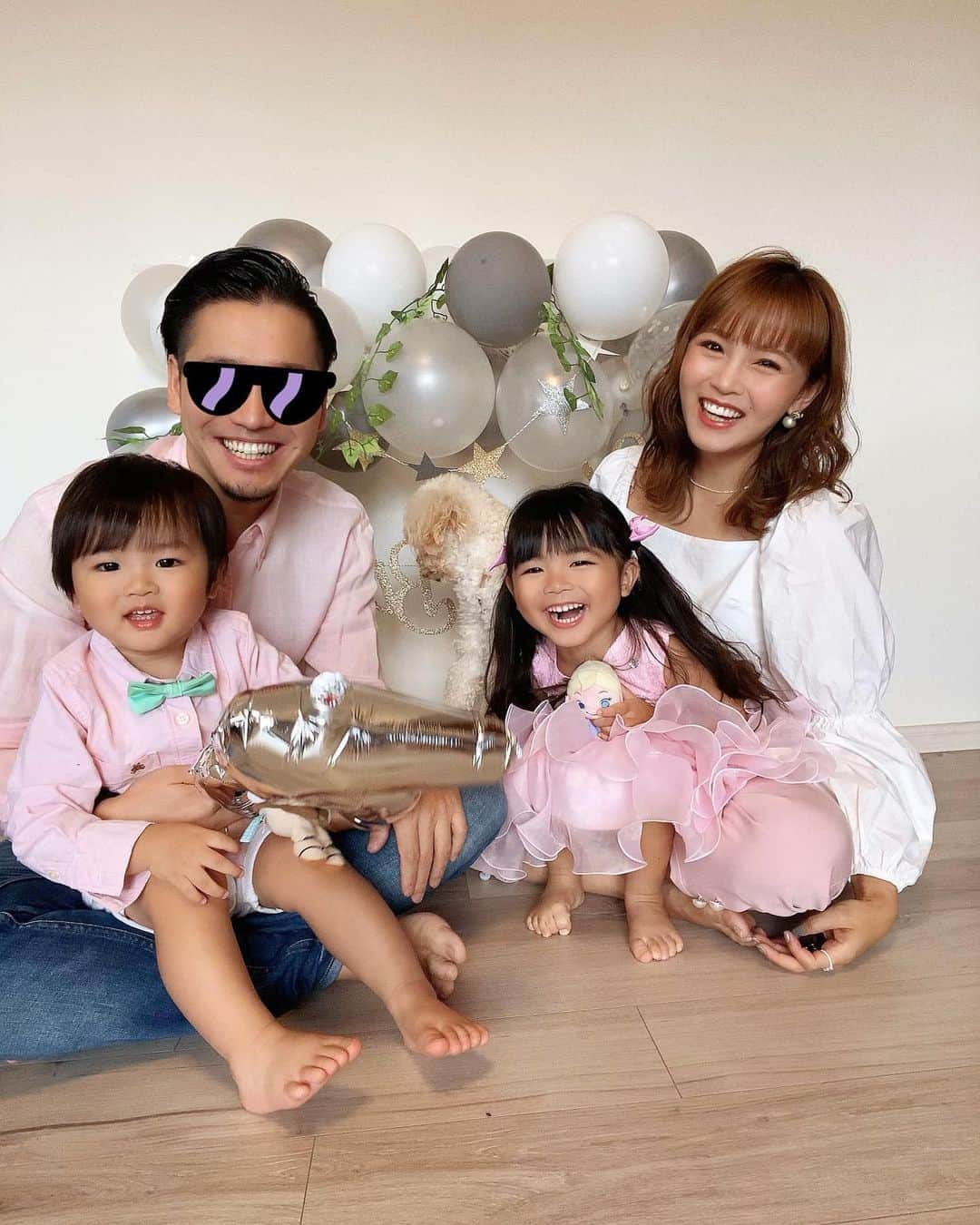 河内麻沙美さんのインスタグラム写真 - (河内麻沙美Instagram)「#familyphoto 📷 ． ． 久しぶりに家族写真を👨‍👩‍👧‍👦💕 ずっとニッコニコの笑顔の絶えない家族でいたいなぁ🥰🥰🥰 ． みんなでピンクコーデしたよ💗 LILIとRIKUが成人しても、仲良し家族でいれますように🍀 LILIとRIKUの2ショットもお気に入り❤️ ． ＨＡＰＰＹ ＢＩＲＴＨＤＡＹ🎂 （誕生日は19日です😂🙏💕） ． #家族写真#LILIとRIKU#fashion#ootd#コーデ#ファッション#親子リンクコーデ##ママファッション#シンプル#30代コーデ#2児のママ#ママライフカメラ#mamagirl#ベビママ#コドモダカラ#リンクコーデ#親子コーデ#誕生日#バースデー#飾り付け#誕生日飾り付け#家族写真撮影」10月23日 18時02分 - masamikouchi