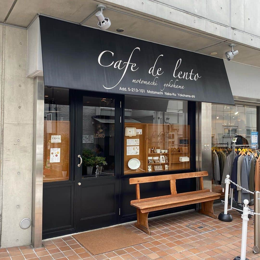 ゆうとグルメさんのインスタグラム写真 - (ゆうとグルメInstagram)「ㅤㅤㅤㅤㅤㅤㅤㅤㅤㅤㅤㅤㅤ 元町中華街にあるCafe De Lentoさん(@cafedelento)の 「焼きいちごのタルト ドリンクセット」1280円 ㅤㅤㅤㅤㅤㅤㅤㅤㅤㅤㅤㅤㅤ 石川町駅から徒歩3分のところにあるLentoさんは、こだわりの料理と自家製スイーツが楽しめるおしゃれカフェ！ ㅤㅤㅤㅤㅤㅤㅤㅤㅤㅤㅤㅤㅤ 今回は焼きいちごのタルトを注文🍓 ㅤㅤㅤㅤㅤㅤㅤㅤㅤㅤㅤㅤㅤ ザクザク食感のタルト生地の上にのっているのは焼きあげられたたっぷりのいちご！ 火の通ったいちごは果肉感はしっかり残っているけど、どろっと濃厚でジャムの1歩手前くらいの甘さ加減！ ㅤㅤㅤㅤㅤㅤㅤㅤㅤㅤㅤㅤㅤ 横に添えられたすっきり甘いバニラアイスもいちごのおいしさをしっかりと引き立ててくれます！ ㅤㅤㅤㅤㅤㅤㅤㅤㅤㅤㅤㅤㅤ いちごタルトといえばフレッシュないちごがのっているイメージだったけど焼かれたいちごがこんなにおいしいとは良い意味で予想を裏切られました🤤 ㅤㅤㅤㅤㅤㅤㅤㅤㅤㅤㅤㅤㅤ ちなみにタルトはハーフサイズにして他の種類のタルトと2種類盛り合わせで注文もできるみたいです！ ㅤㅤㅤㅤㅤㅤㅤㅤㅤㅤㅤㅤㅤ ごはんメニューや他のタルトもおいしそうだったし、お店の雰囲気もすごく良かったので絶対また行きたい！ おすすめ！！ ㅤㅤㅤㅤㅤㅤㅤㅤㅤㅤㅤㅤㅤ ----------------------------------------- 📍神奈川県横浜市中区元町5-213 ⏰11:00〜18:00 🛌不定休 🚃JR石川町駅から徒歩3分 ----------------------------------------- ㅤㅤㅤㅤㅤㅤㅤㅤㅤㅤㅤㅤㅤ #元町中華街 #横浜カフェ #cafedelento #いちご」10月23日 18時02分 - yuuuuto38