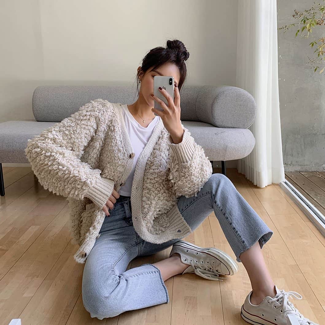 Chuuのインスタグラム：「뽀글뽀글 가디건 너무 귀엽죠?  입으면 귀여움이 뿜뿜✨ 소매 시보리도 짱짱해서 겨울 바람이 슝 들어올 일 없답니다!!  모델 착용한 베이지 컬러와 차콜 컬러는 기본으로 코디하기 좋아 추천드려요🌿  #chuu#뽀글이가디건#가을가디건#데일리룩#코디추천」