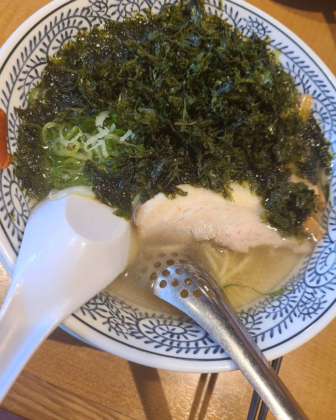 のインスタグラム：「丸源ラーメンの塩ラーメン🍜🍥  めーちゃ美味しかったです😌 ペロリでした😋  大好きなどろだれラー油‼️ 何にでも合います✨  #丸源ラーメン #丸源商店#塩ラーメン#丸源 #ラーメン #どろだれラー油#ラー油」
