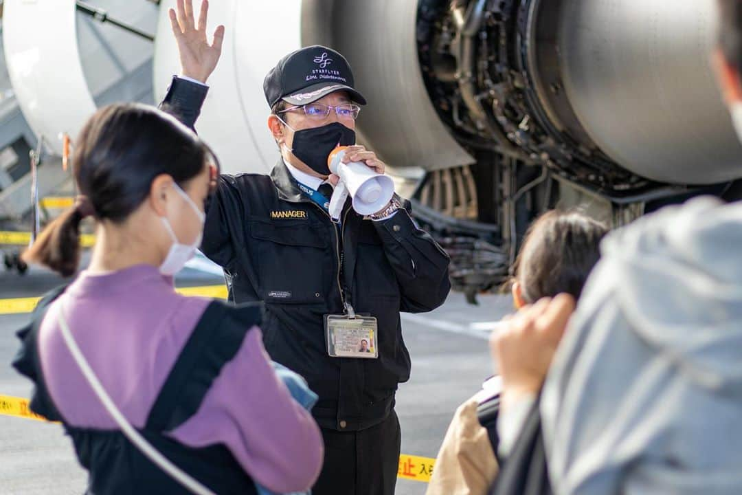 スターフライヤーさんのインスタグラム写真 - (スターフライヤーInstagram)「Starlight Flight当日の様子⭐️  先週行われた『Starlight Flight』  当日は、プラネタリウム上映フライトだけでなく、 色々なプログラムがあったんです🤭  セレモニーやグッズ販売、機内サービスのTULLY‘sコーヒースターフライヤーブレンドを楽んでいただきました☕️ また、オプションプランは、普段パイロットしかできないシミュレーター操縦を体験できたり、 スターフライヤーのオフィスやCAさんの訓練施設見学や、 格納庫で本物の飛行機の外からも機内も（コックピットまで！）プロの整備士さんの解説付きでご案内😄  搭乗口のフライト行き先には『満点の星空』の演出✨ 地上では電光掲示板を用いて、ご搭乗のお見送り＆お出迎えをしましたよ👋  ﻿ ﻿ #スターフライヤー﻿ #STARFLYER﻿ #星悅航空﻿ #プラネタリウム﻿ #planetarium  #飛行機﻿ #airplane﻿ #MEGASTAR  #大平貴之  #チャーターフライト  #charterflight」10月23日 18時07分 - starflyerjapan