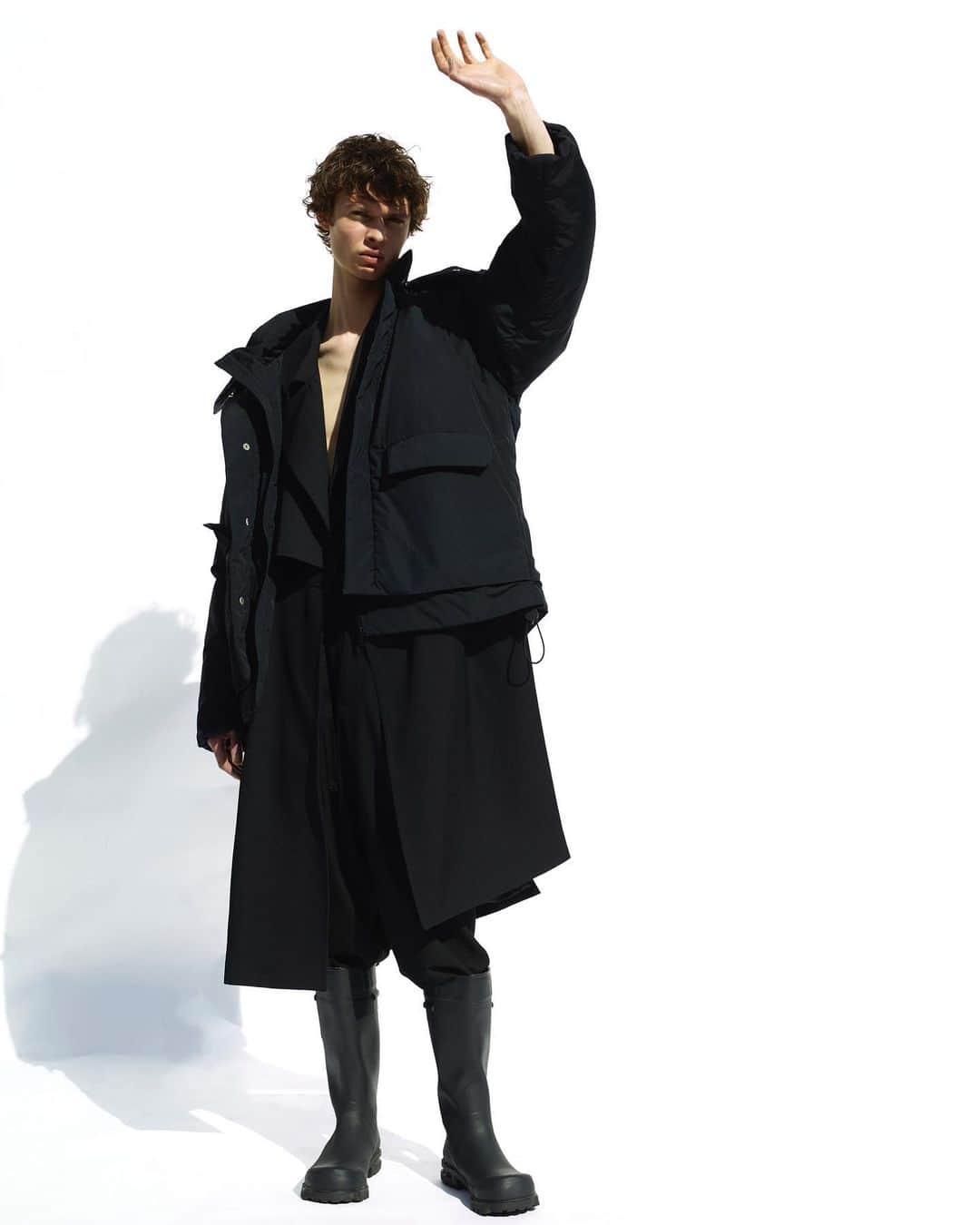 ウィザードのインスタグラム：「2020 FALL WINTER COLLECTION “Metropolis Noise Laboratories"  PADDING LAYERED BLOUSON  中綿はNASAのために開発されたアウトラストを使用。 アウトラストは快適な温度をコントロールする最先端の温度調節素材です。 人間がいちばん快適だと感じる温度（31℃～33℃）をキープしようと働きかけ体からの余分な熱を吸収し、寒くなると蓄えていた熱を放出することで快適な体感温度へとコントロールします。  Coming soon.  #wizzard_fac #wizzard #fashion #tokyofashion #streetfashion #fashionphoto #designersbrand #domesticbrand #mensfashion #2020aw #メンズファッション #ファッションブランド #ウィザード #レイヤード  #レイヤードスタイル  #中綿ブルゾン  #機能素材」