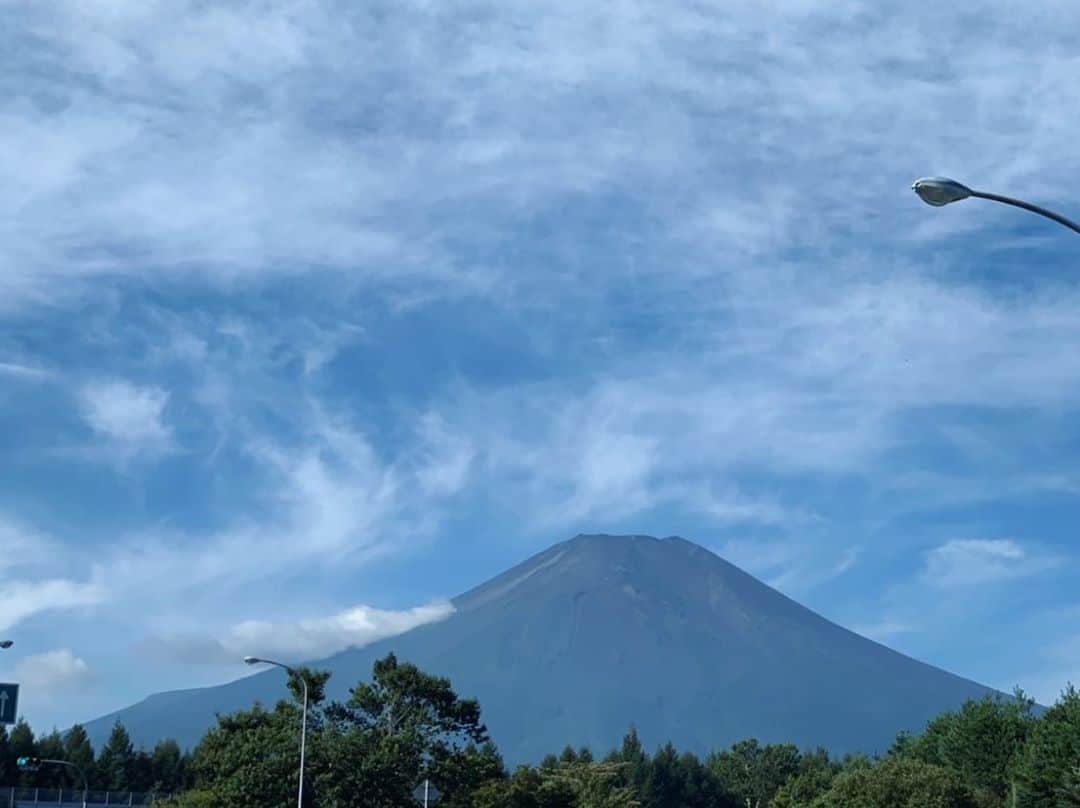 フレシャス公式(FRECIOUS) さんのインスタグラム写真 - (フレシャス公式(FRECIOUS) Instagram)「. . 本日はちょっと不思議な雲空に浮かぶ 富士山の写真🗻✨ . フレシャスの山梨スタッフの Iさんが撮影してくれました♪ . . フレシャスの採水工場がある富士吉田市では、 最近雨続きで、先日久しぶりに晴れ間に 富士山を望むことができたそうです！ . 青い空をヴェールで覆うような マーブル模様の雲は、 「かすみ雲」や「うす雲」と呼ばれるそう💡 . まるで現実ではないような、 幻想的で不思議な景色が印象的です！ . . ただ、実はこの雲、 雨の前兆の目印でもあるのだとか。。 . (実際にこのあともすぐに雨が降って、 また富士山は見えなくなってしまったそうです) . . 次に見える富士山を 楽しみに待ちたいと思います😊✨ . . ────────────── ＜Instagram限定＞ 秋のおうちカフェ #キャンペーン中 ✨ フォロー＆いいね！で簡単応募♪ ↓　↓　↓ 【フレシャス公式】 @frecious_official ──────────────. . #フレシャス #FRECIOUS #ウォーターサーバー #天然水 #富士山 #雲空 #誰かに見せたい風景」10月23日 18時10分 - frecious_official