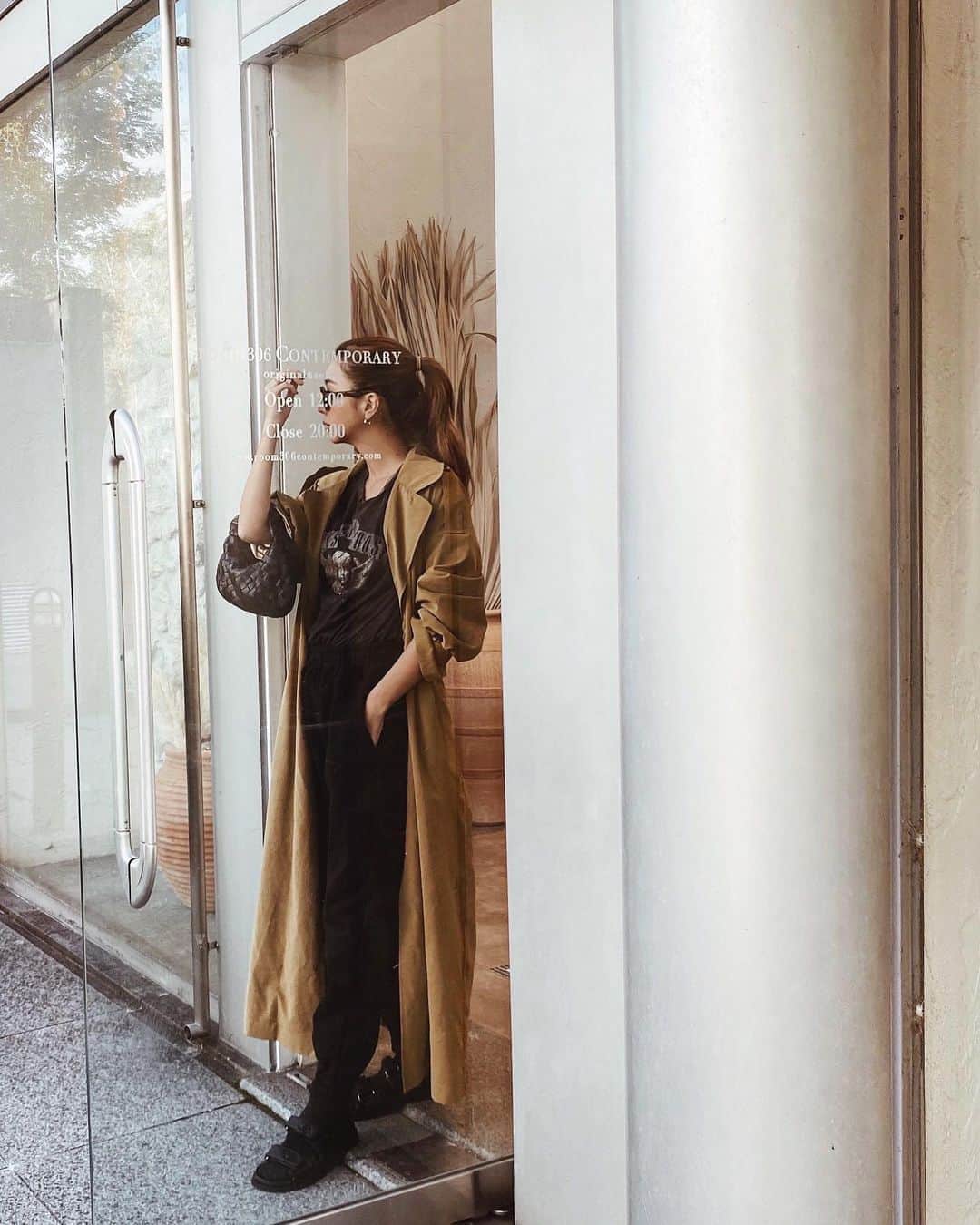 岡田美季さんのインスタグラム写真 - (岡田美季Instagram)「トレンチコートは2色GET✌️ 長めの丈感にルーズシルエットで中にもたくさん着込めてオシャレに着られておすすめです🥰 ボトムは発売予定のスエットパンツ。 メンズのご用意もございます🌙 #room306contemporary #fashion #ootd #coordinate」10月23日 18時15分 - mikiokada0225