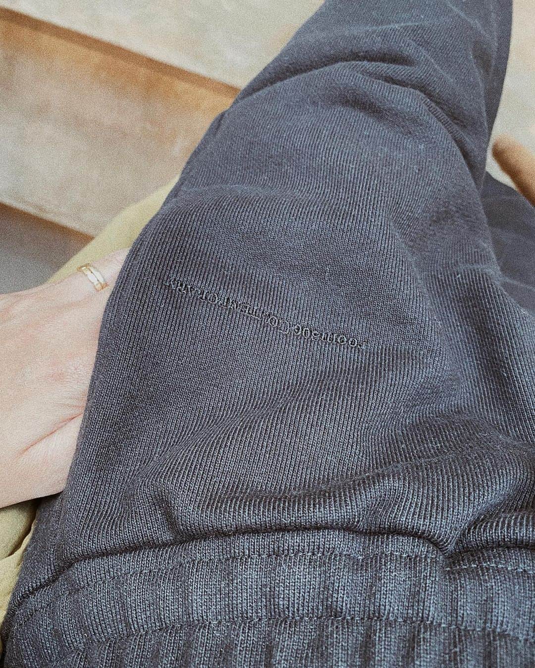 岡田美季さんのインスタグラム写真 - (岡田美季Instagram)「トレンチコートは2色GET✌️ 長めの丈感にルーズシルエットで中にもたくさん着込めてオシャレに着られておすすめです🥰 ボトムは発売予定のスエットパンツ。 メンズのご用意もございます🌙 #room306contemporary #fashion #ootd #coordinate」10月23日 18時15分 - mikiokada0225