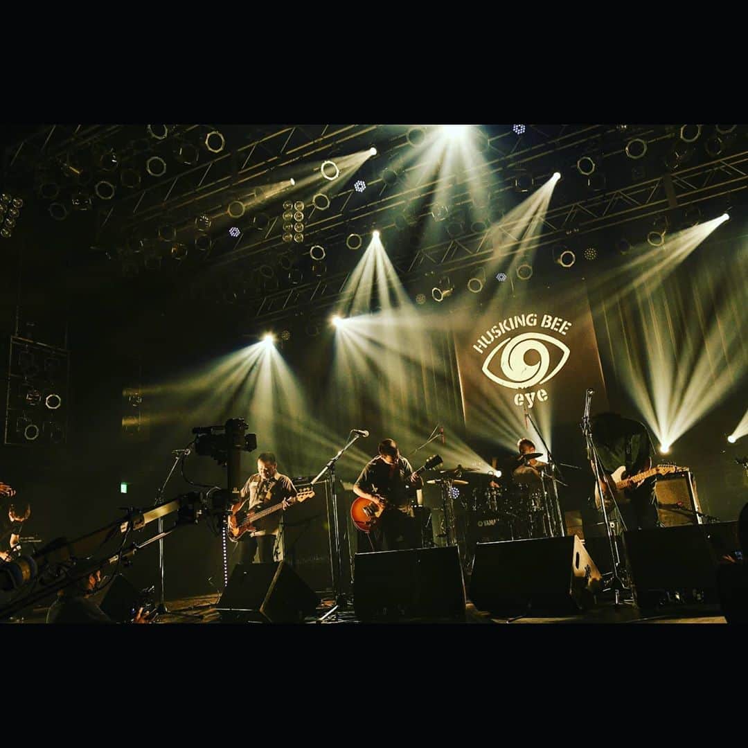 磯部正文のインスタグラム：「11/4(水)リリース HUSKING BEE 10th Album "eye"  それに先立っての アルバムの全曲演奏のライブ配信は いよいよ 来週 10/30(金) 21時～　  ドラマーはFBYの福田"TDC"忠章 ゲストにアルバムの曲に参加してくれたtccmシモリョーとアイゴンさんをむかえて  詳細はHUSKING BEE公式サイトでチェックをよろしくお願いします👁️‍🗨️」