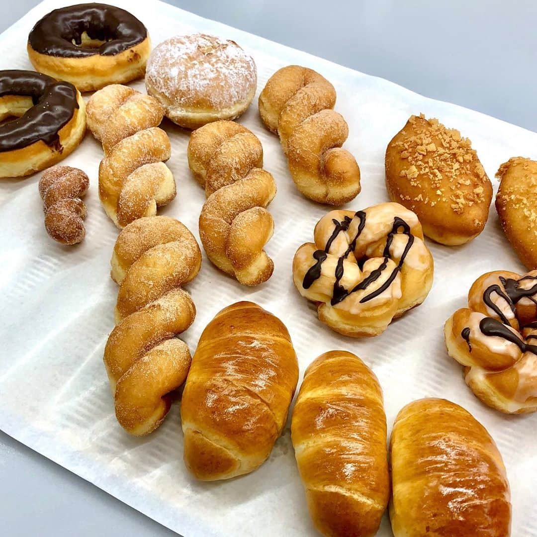 名古屋コミュニケーションアート専門学校_製菓調理のインスタグラム：「本日の製パン実習🥖🍩✨」