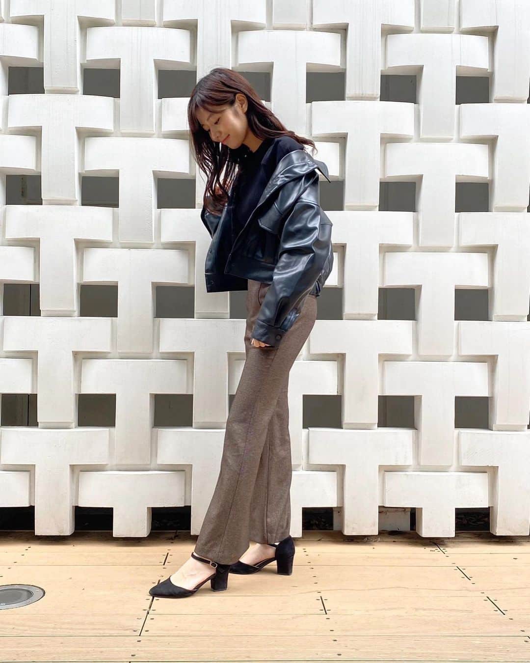 杉浦みずきのインスタグラム：「. 最近めっちゃヘビロテしてるアウターとパンツ❤︎ 秋服可愛いけど、この季節すぐ過ぎていくから困っちゃいますね😂 もう寒いもん！！ ・ ・ #私服 #ootd #秋服 #アウター #パンツ #パンツスタイル #レザージャケット #レザーコーデ」