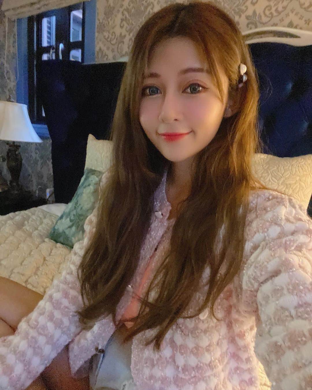 安希（安西）さんのインスタグラム写真 - (安希（安西）Instagram)「今天好冷喉嚨好不舒服😭 可以餵我喝溫水嗎 #一樣便服要我投票哦 ...