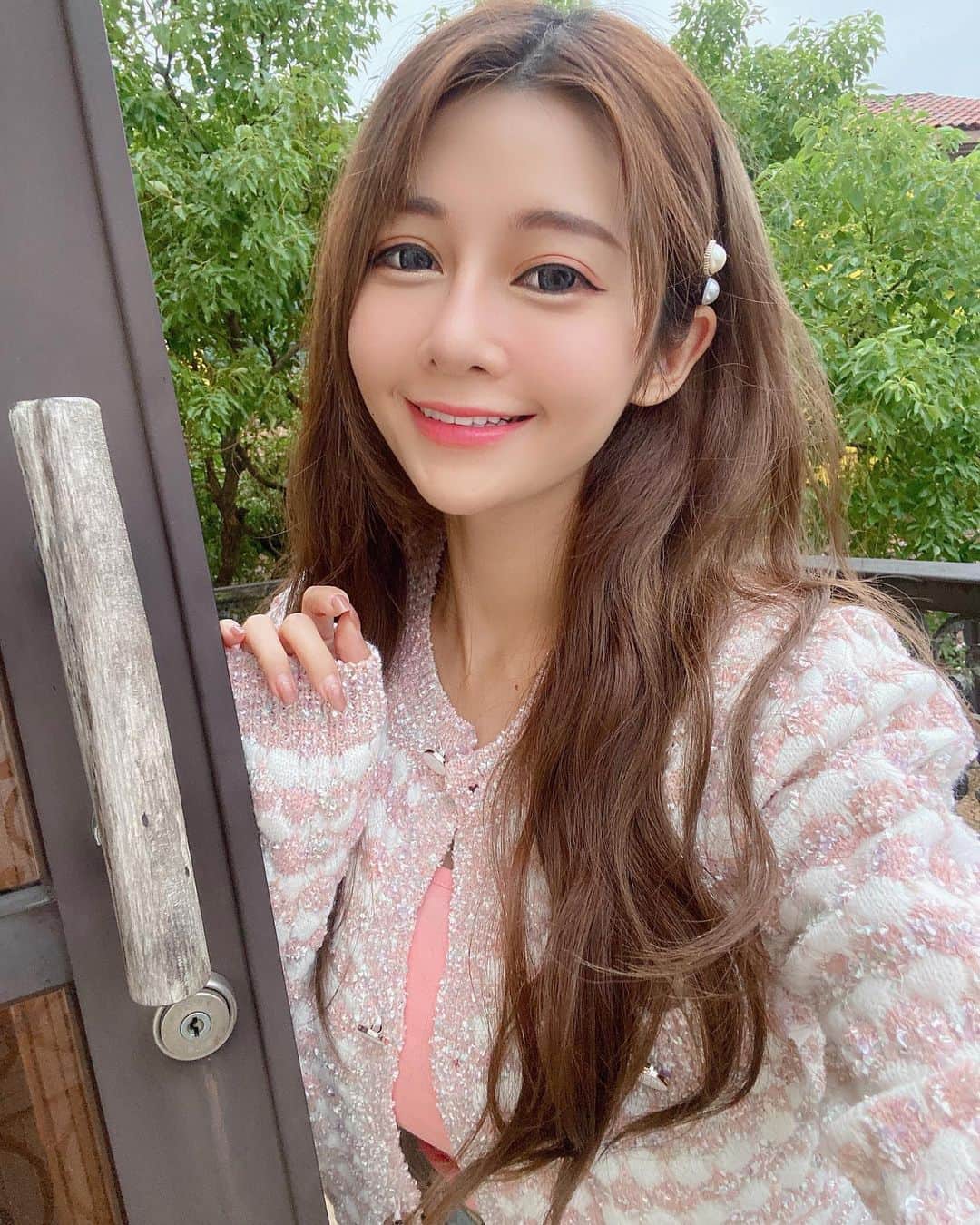 安希（安西）さんのインスタグラム写真 - (安希（安西）Instagram)「今天好冷喉嚨好不舒服😭 可以餵我喝溫水嗎 #一樣便服要我投票哦 ...
