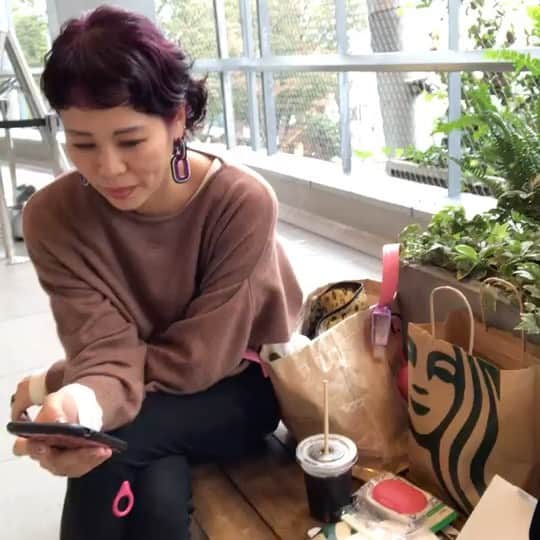 のインスタグラム：「袖が長過ぎ事件にいただいたコメント読んでます😂この前の動画、自分達は何度見ても吹いてます🤣🤣🤣　皆さんにも面白さが伝わって良かった🤣（途中髪の毛直しててすみません！なおってないけど😂）」