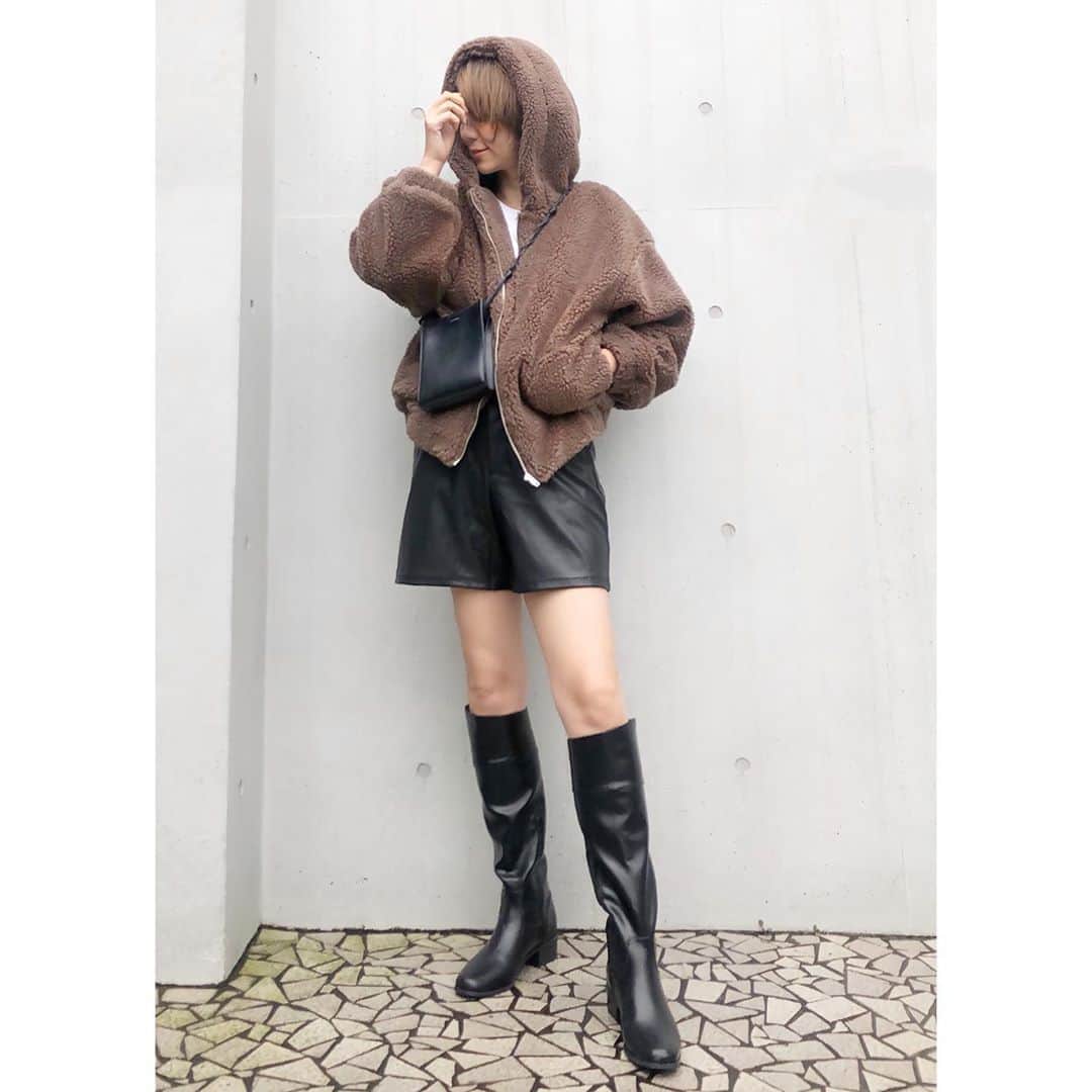 のインスタグラム：「☆☆☆ ・ ・ 今日は家でゆったり撮り溜めしたドラマ鑑賞 ・ なんかさ今期のドラマ甘いもの食べたくなるドラマ多くないですか⁉️ リモラブは草餅食べたくなるし、、 この恋あたためますかは生クリーム食べたくなるし‼️ あったかい飲み物と甘いおやつ食べたーい ・ ・ そしてguでgetしたショートパンツとブーツ履いてみたよ 40歳ですけど何か？🤔笑笑　 お許しください ・ ・ ・ ・ ・ ・ ・ #gu #gu_for_all #jilsander  #きれいめコーデ #きれいめカジュアル  #大人カジュアルコーデ #大人カジュアル  #code#coordinate#ootd#instafashion#今日のコーデ#ママコーデ#ママファッション#男の子ママ #高身長女子 #ponte_fashion#r_fashion#大人女子#シンプル #シンプルコーデ #きれいめファッション#高身長コーデ#ロングブーツ#ショートパンツ」
