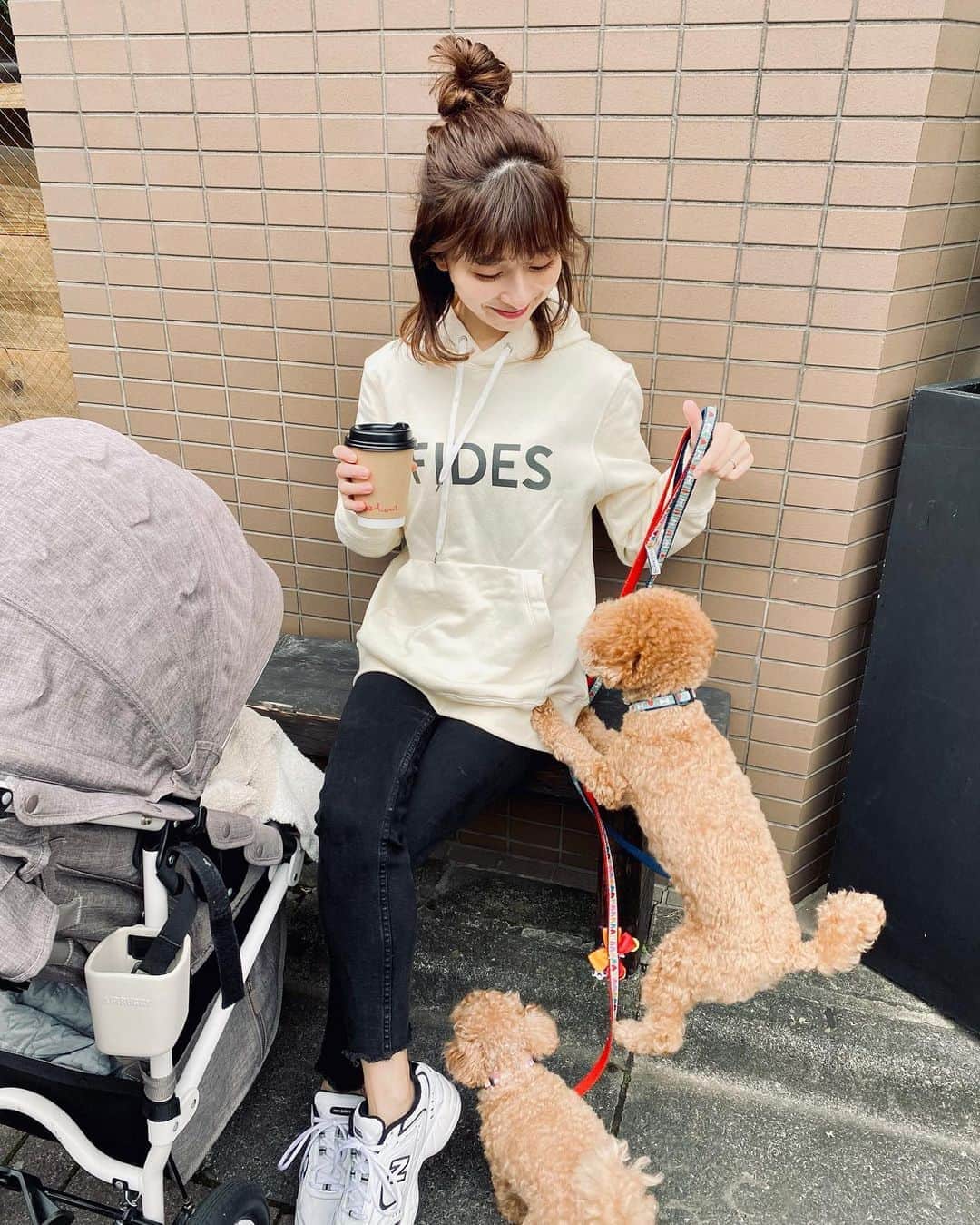 のインスタグラム：「・ みんなで あさんぽ👨‍👩‍👧🐶🐶 お揃いの @fides_japan 🤍🤍🤍 #fides #sサイズコーデ #153cmコーデ #おちびコーデ #ママコーデ #sサイズ女子 #30代ファッション #30代コーデ  #おちびの輪 #きょコ #ママライフ #令和2年ベビー #2020年ベビー #女の子ママ #秋メイク #きょうのわたちたち👩‍👧」