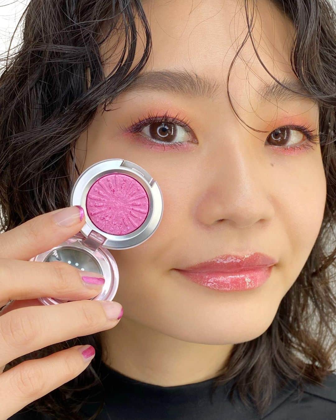 M∙A∙C Cosmetics Japanのインスタグラム：「ホリデーシーズンを盛り上げる、華やかなアイテムをワンポイントで加えてみませんか？ お手持ちのアイテムに重ねて、いつもと違う煌びやかなメイクを楽しんで💕✨ ㅤ 【使用製品】 EYES:  ＜アイシャドウ＞ エクストラ ディメンション フォイル アイシャドウ: エクスプローシブ ケミストリー（上下全体） ファイヤーワーク ザ ルーム（下まぶた全体） ＜アイライナー＞ M·A·C パワーポイント アイ ペンシル: ショート フューズ/ビー クール ビービー ＜マスカラ＞ オート & ノーティ ラッシュ ㅤ LIPS:  リップ ガラス /スノー イン ラブ ㅤ BLUSH: M·A·C ミネラライズ ブラッシュ /スウィート イナフ ㅤ #MACFrostedFirework #MACクリスマスコフレ2020#MACHoliday #MACCosmeticsJapan #MACCosmetics #MAC #MACコスメ #マックコスメ #コスメ#コスメ紹介#コスメ好き#コスメレポ #化粧品 #デパコス #コスメ部 #コスメマニア#トレンドメイク#秋メイク#メイクテク#アイメイク#アイシャドウ#グラデーション #アイシャドウパレット#スモールアイシャドウ#キラキラ#キラキラメイク」
