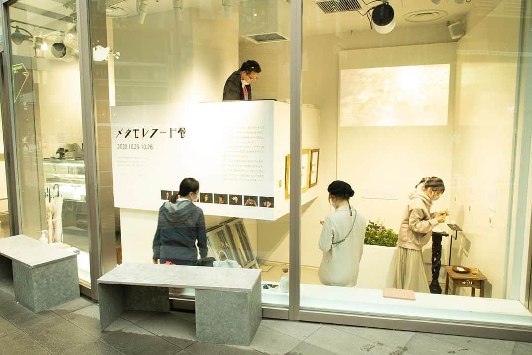 東京造形大学 Tokyo Zokei Universityさんのインスタグラム写真 - (東京造形大学 Tokyo Zokei UniversityInstagram)「_ 「メタモルフード展」 本日より開催！🎊 ・ インダストリアルデザイン専攻領域 酒井ゼミが、一流シェフ、トップパティシエとともに新たな食をデザインしました🍛💡 ・ 口の中で次第に味が形成されていくカルボナーラ？3Dフードプリンターで積層したメレンゲ？ 試行錯誤の末に生まれた新たな食の形を、ぜひご堪能ください😋🍝 ・ 10/23(金)〜28(水) 11:00～21:00 ※10/28(水)は18:00迄 渋谷パルコ1階「COMINGSOON」 ・ #メタモルフード展 #食 #酒井俊彦 #Ode #生井祐介 #シェフ  #INFINI #金井史章 #シェフパティシエ #東京造形大学 #デザイン #美術大学 #インダストリアルデザイン #tokyozokeiuniversity #artuniversity #arts #finearts #design #food #fooddesign」10月23日 18時27分 - tokyo_zokei_univ_official