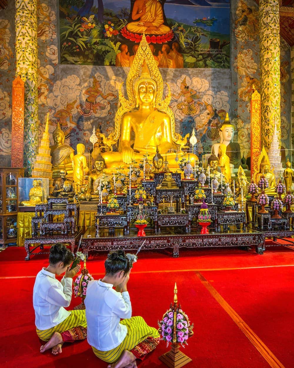 タイ国政府観光庁さんのインスタグラム写真 - (タイ国政府観光庁Instagram)「・﻿ ＼✨今週も1週間お疲れ様でした✨／﻿ ﻿ 「ワット・プラタート・チョーヘー」の仏像と礼拝する人々の写真をお届け📸﻿ ﻿ ワット・プラタート・チョーヘーは、プレーを代表する歴史ある寺院です🙏﻿ 高さ33mもの黄金の仏塔は、チェンセーン様式のもの💁﻿ チェンマイの古刹「ワット・プラタート・ドイ・ステープ」と同じ様式です😌﻿ その中には、仏陀の聖髪が祀られています👀﻿ ﻿ ちなみにこちらの寺院、寅年ゆかりの寺院としても有名🐯﻿ そのため、寺院のあちこちに虎の装飾が施されています🐾﻿ ﻿ 皆さま、体調に気をつけてよい週末をお過ごしください☺️﻿ ﻿ #タイ #プレー #ワットプラタートチョーヘー #ワットプラタートドイステープ #タイ寺院 #お寺巡り #お寺好きな人と繋がりたい #歴女 #こんなタイ知らなかった #もっと知りタイ #タイを知りつくす #タイ旅行 #旅好きな人と繋がりたい #旅行好きな人と繋がりたい #海外旅行 #thailand #phrae #phraetrip #watphrathatchohae #watphrathatdoisuthep #temple #thainess #amazingthailand #thailandtravel #thailandtrip #thai #thaistagram #lovethailand」10月23日 18時29分 - amazingthailandjp