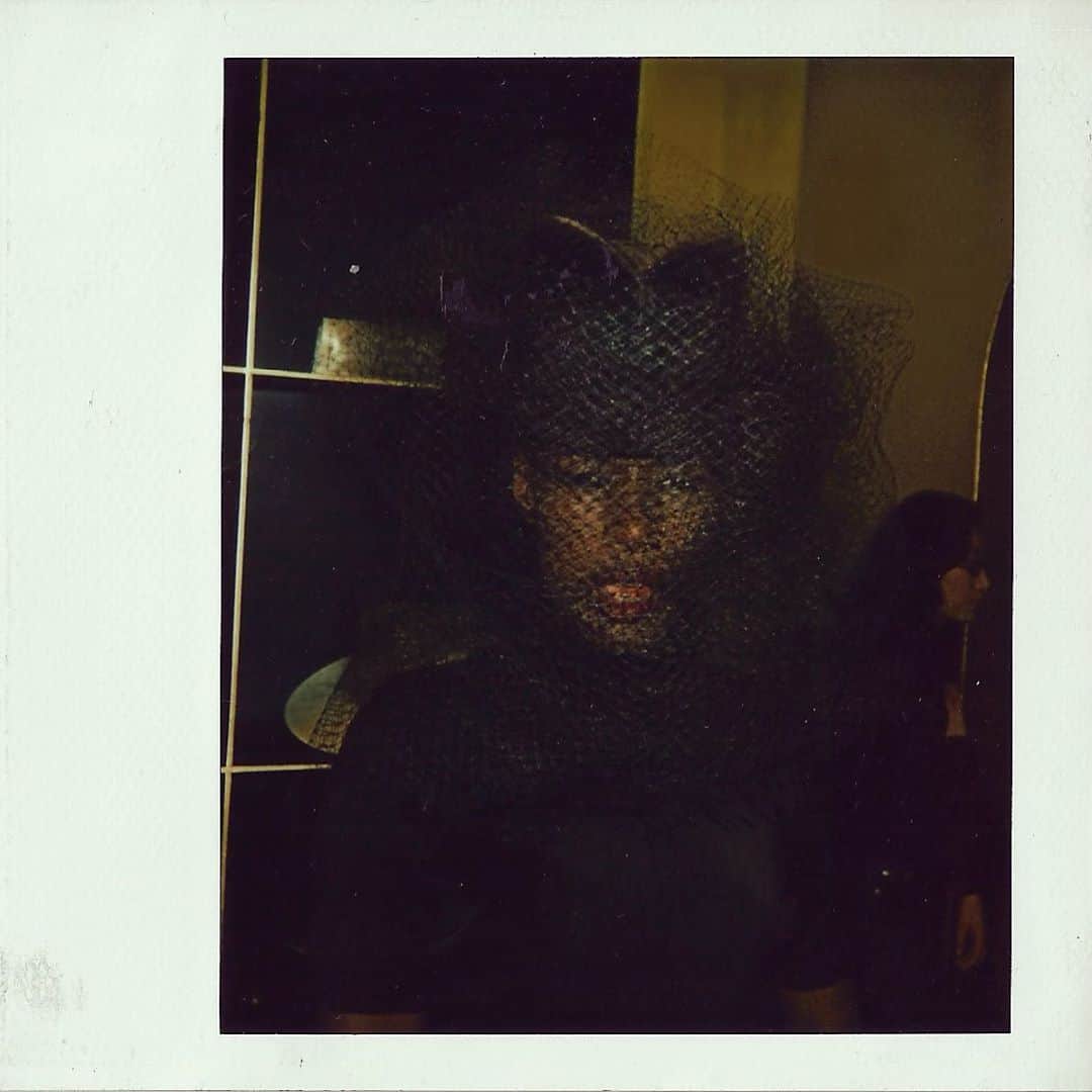 フィリップトレーシーさんのインスタグラム写真 - (フィリップトレーシーInstagram)「Polaroid Flashback. Grace Jones trying on hats at our shop in Elizabeth Street in London. #socialdistancing #gracejones #flashback #friday #philiptreacy #casual」10月23日 18時29分 - philiptreacy