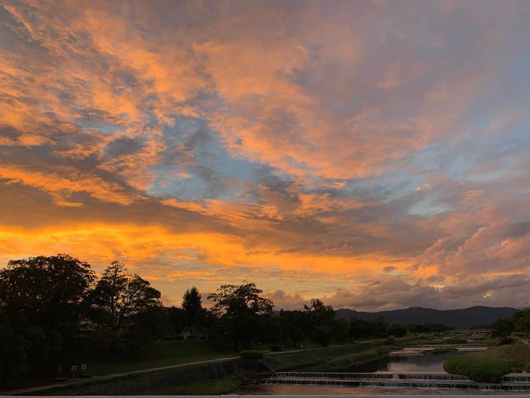 森脇良太さんのインスタグラム写真 - (森脇良太Instagram)「キレイな夕焼け🌇😆 今日の写真じゃないんだけどね！笑  みなさん良い週末を👍  #夕焼け　#鴨川　#夕日 ・ #ゆうやけ　#ゆうひ　#ゆうた ・ #ゆうたは僕の兄の名前でした 🤦‍♂️ #失礼しました 笑 ・ #週末　#goodday」10月23日 18時33分 - moriwaki46_official