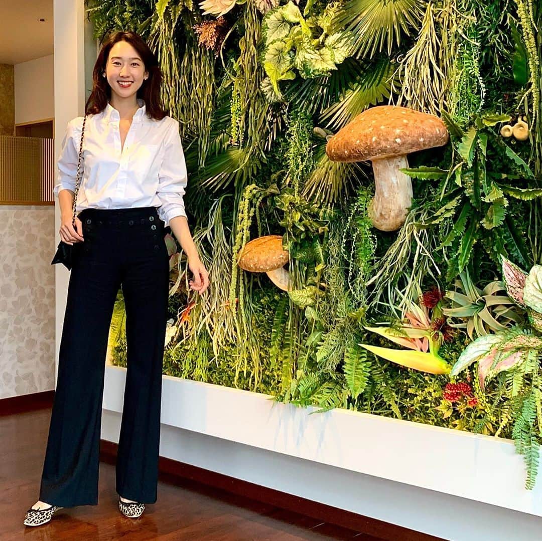 松原汐織のインスタグラム：「@shangrilas.secret_omotesando  ・ #シャングリラズシークレット 表参道店へ✨ ・ 宝茸黒湯(ほうじょうへいたん)というランチコースをいただいたのですが、身体が喜ぶものづくし👏🏻 天然キノコ数十種類を煮込んだブラックスープが素晴らしくて、身体の内側からポカポカ。 たーっぷりのキノコ類やその他お野菜、お肉、麺。＋前菜＆デザート！！それでいてヘルシーだなんて大満足🙆🏻‍♀️ ・ 一人一つの鍋＆テラス席もあるっていう所も更に高ポイント♡ また近いうちに伺いたいお店です🍄 ・ @akkyjournal さんと @hello_takumi ちゃんの素敵なお二人とご一緒し、幸せなひと時でした🥰(集合写真は2枚目♡) ・ ・ #OOTD #coordinate  Shirt / @unitedarrows_official #unitedarrows  Pants / @weekendmaxmara #weekendmaxmara  Bag / @chanelofficial #chanel  Shoes / @kurun_official #kurun どこまでも歩けるフラットシューズ×ワイドパンツの組み合わせ、お天気の良い日はついつい手にとってしまいます🌞」