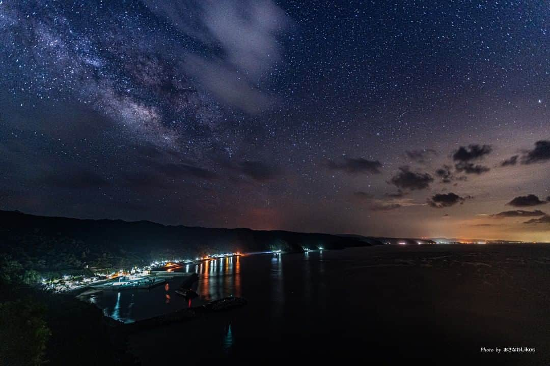 おきなわLikesさんのインスタグラム写真 - (おきなわLikesInstagram)「茅打バンタから星空🌟 左上写り込んだ天の川がとっても綺麗…  ここから昼間見る眺めもいいけど 夜も綺麗なんですね〜☺️  #茅打バンタ #国頭村 #沖縄本島北部 #沖縄 #おきなわLikes #okinawa  #okinawajapan #okinawatrip #traveljapan #星空 #天の川 #星」10月23日 18時34分 - okinawa_likes