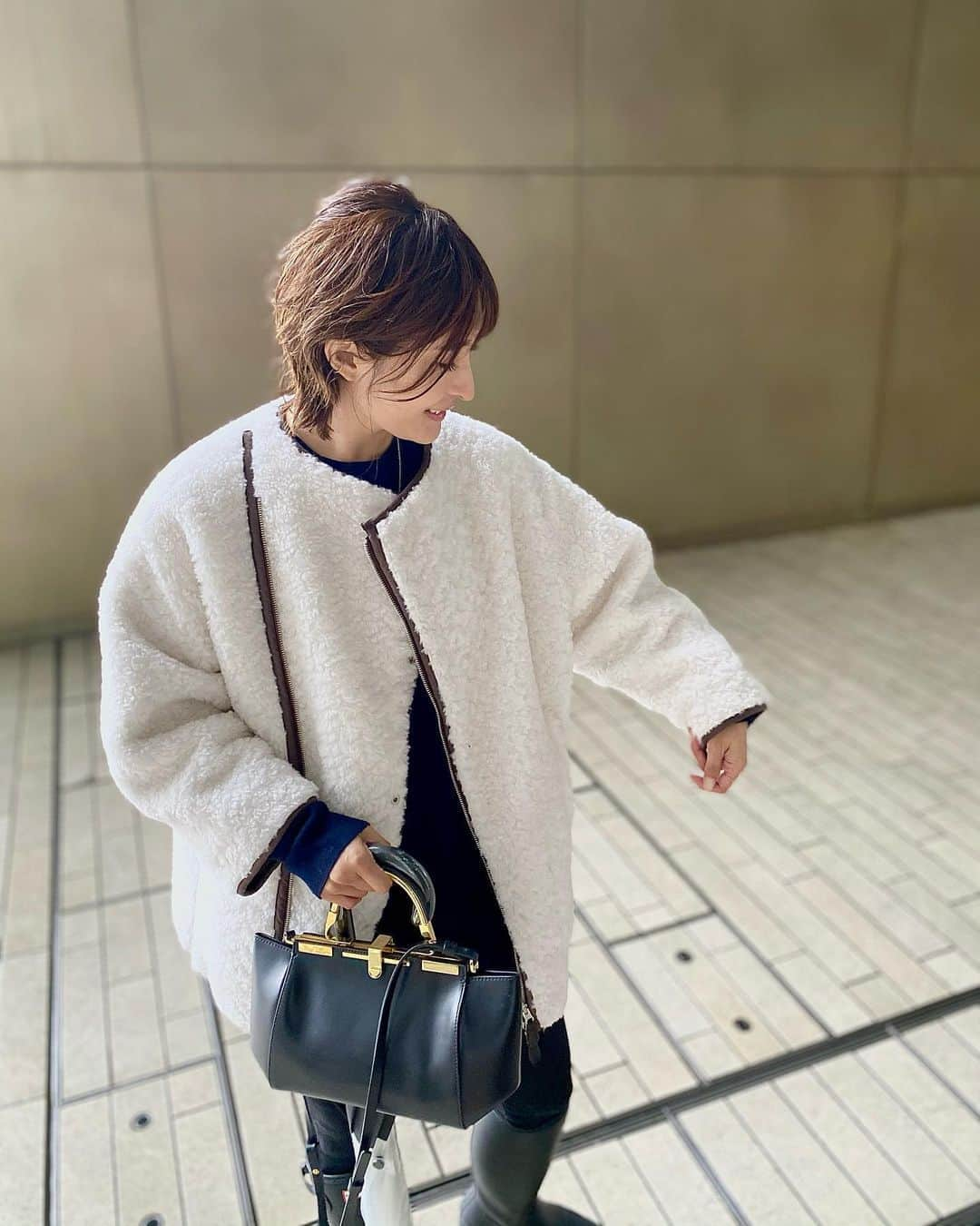 Ayaさんのインスタグラム写真 - (AyaInstagram)「レザーパイピングのボアコートは今年絶対欲しかった✨一昨年のロングのボアも可愛かったけど今年はショート丈が気分。レザーがブラウンでとてもとても可愛い♡  しかも裏返すとキルティング！ リバーシブル  coat @casa_fline  @casa_fline_store boots @hunterboots  bag @zanchetti_japan  #casafline#ボアコート#ボア #zanchetti #ザンケッティ」10月23日 18時34分 - aya_green1010