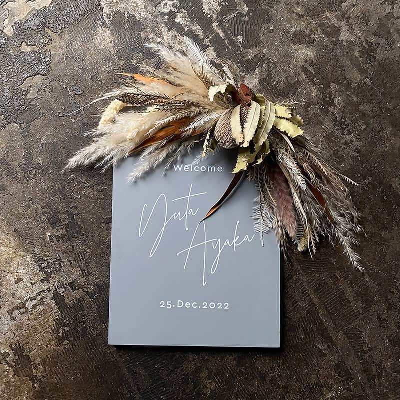 merry_wedding_shopのインスタグラム：「ウェルカムボード スクエア TypeA  木製のボードにヌーディーカラーのデコレーションをあしらったトレンド感のあるウェルカムボード🌿  タイポグラフィはラフなカリグラフィ書体を使用。マットな塗料で塗装しているので落ち着いた印象です。  ボードカラーは6色からお選びいただだけます🕊  日付なしやメッセージを変更していただくことも可能です✨  詳しくは写真をクリックしていただくか、プロフィール欄のリンクよりショップにアクセスしてくださいね。  #ウェルカムボード #ウェルカムスペース #席次表 #席次表オーダー #プロフィールブック #プロフィールブックオーダー #メニュー表 #席札 #ペーパーアイテム #前撮り #結婚式前撮り #ウェディングフォト #ナチュラルウェディング #ボーホーウェディング #プレ花嫁 #プレ花嫁準備 #結婚式準備 #花嫁準備 #プレ花嫁さんと繋がりたい #全国のプレ花嫁さんと繋がりたい #日本中のプレ花嫁さんと繋がりたい #結婚式 #披露宴 #ウェディング #ブライダル #大人婚 #2020秋婚 #2020冬婚#2021春婚 #merrywedding」