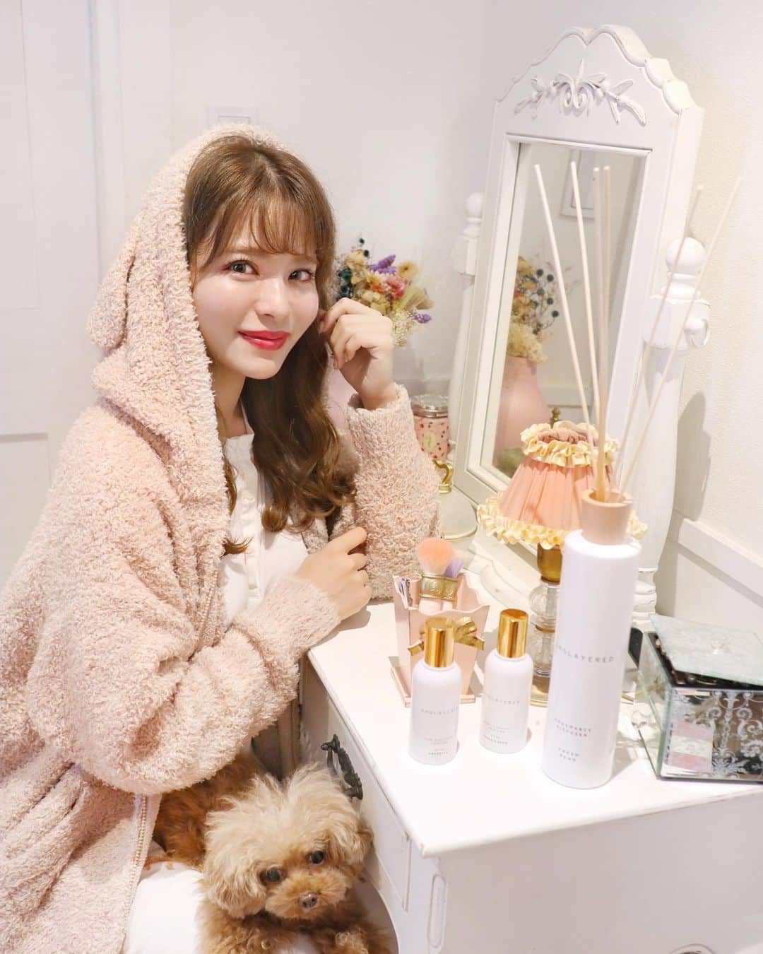 のインスタグラム：「☺️💐﻿ ﻿ ﻿ 季節の変わり目で﻿ 最近、お部屋の香りを変えてみました🥰💕﻿ ﻿ ﻿ このディフューザーは﻿ フレッシュペアの香りで﻿ 好き嫌いのない爽やかで清潔感のある大好きな香り🍃﻿ お部屋にふんわり広がります！﻿ かなり香りが持続し、コスパも良いです🥰﻿ ﻿ ﻿ そしてこのノンアルコールパフュームは﻿ お肌が弱い方や、アルコールが苦手な方﻿ 普段香水を使わない方にもおすすめです❣️﻿ ﻿ アマレットは高級で女性らしい香りで﻿ ピーチアンドペアは甘さの中に爽やかさがあります🍑﻿ わたしはアマレットがお気に入り🙆‍♀️💗﻿ ﻿ 2つの香りを重ねて使って﻿ レイヤードさせると、より濃厚な香りに。﻿ ﻿ ﻿ ﻿ 1、2プッシュで4～5時間香りが持続します！﻿ ﻿ ﻿ ﻿ 見た目もおしゃれだよね🙆‍♀️💕﻿ ﻿ おうち時間が長い方は﻿ 香りのレイヤードを楽しんで﻿ リフレッシュしてみてください🥰﻿ ﻿ ﻿ @layered_fragrance﻿ ﻿ #layeredfragrance #レイヤードフレグランス #sholayered #ショーレイヤード #アマレット #ピーチアンドペア #フレッシュペア#普段使いはレイヤード #我が家はレイヤード#pr﻿」
