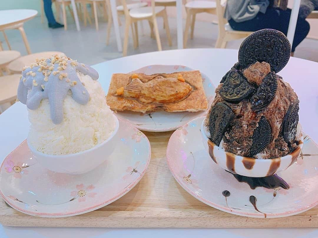 sunaさんのインスタグラム写真 - (sunaInstagram)「韓国のかき氷shop🍧大好きなオレオと富士山のかき氷を注文しました。  富士山のかき氷は、見た目も可愛いけど、ヨーグルトの酸っぱさとかき氷シロップの甘さが良い感じにマッチしてた♡  鯛焼きはおまけ😆  #海外#海外旅行好きな人と繋がりたい#旅人#現実逃避#世界一周#海外旅行#海外旅行好きな人と繋がりたい #海外好きな人と繋がりたい#旅行好きな人と繋がりたい#女子旅#一人旅#海外生活#一眼レフ#一眼#ミラーレス一眼#ミラーレスカメラ#ミラーレス#ポートレート#カメラ#カメラ好きな人と繋がりたい#写真好きな人と繋がりたい#写真撮ってる人と繋がりたい#写真好きと繋がりたい#フォトグラファー#ふぉろーみー#ゴープロのある生活#ゴープロ#インスタグラマー#ふぉろーみー#世界一周 #バックパッカー#海外一人旅」10月23日 18時42分 - sofia_muslimjapan