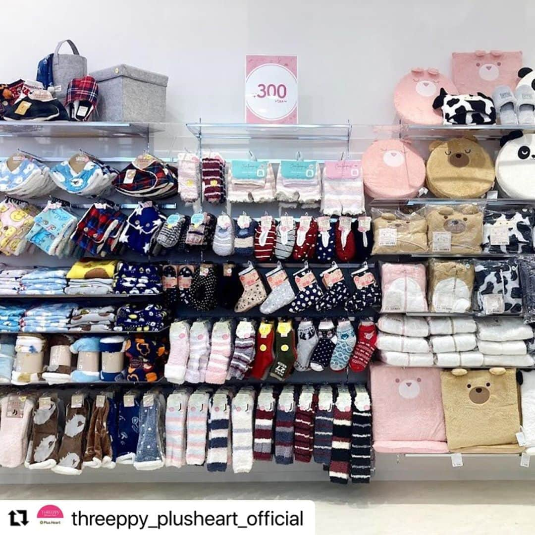 ダイソーさんのインスタグラム写真 - (ダイソーInstagram)「#Repost @threeppy_plusheart_official with @make_repost ・・・ ＼New open／ 本日、エディオン豊中にTHREEPPYがオープンしました！ 人気コスメUR GLAMの姉妹ブランド「UR GLAM LUXE」やこれからの季節に役立つブランケット・もこもこ靴下など多数取り揃えております。 スタッフ一同心よりお待ちしております☺︎ . スリーピー・エディオン豊中店 〒561-0821  大阪府豊中市日出町2-2-18 3階 . #スリーピー #THREEPPY #300andHappy #HAPPY #プチプラ #豊中 #エディオン豊中 #オープン #10/23」10月23日 18時50分 - daiso_official