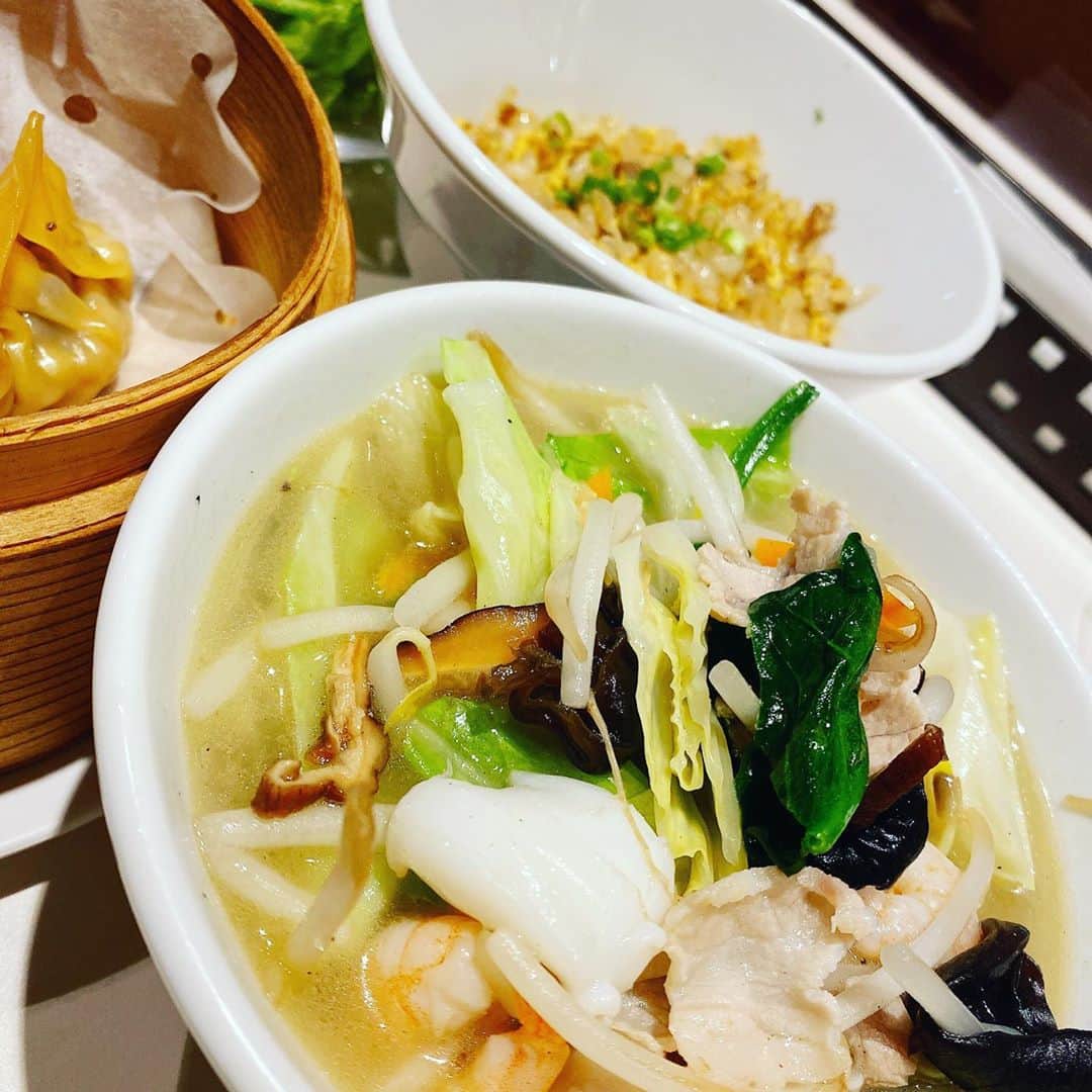 高村凛のインスタグラム：「今日のやっと金曜日ランチ✨ 彩りどり小籠包。 あおさの小籠包が美味しかった。 あとはサンラータンメン。  雨☂️やだね。 靴が濡れると、長靴買おうか いつも迷う😂　  #lunch #中華 #中華ランチ #rainyday」