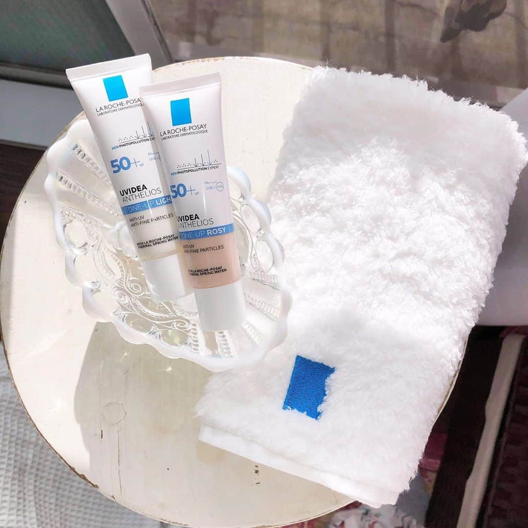 LA ROCHE-POSAY JAPAN ラロッシュポゼさんのインスタグラム写真 - (LA ROCHE-POSAY JAPAN ラロッシュポゼInstagram)「＼トーンアップUVの裏技をご紹介 ／ . 2種類の#トーンアップUV は日焼け止めと化粧下地、マルチな役割を担うので、時間がない時にもぴったりのアイテム🌿 くすみや色むらなどの肌悩みをカバーして、上品な艶感をプラスできます✨ . #ピンクのトーンアップUV は、血色感がアップし、ワントーン明るい肌の印象になるアイテム。 重ね付けをするとカバー力がアップします✨気になるパーツには重ね付けをしてカバーしてみてくださいね！ . ホワイトの #トーンアップUV は、くすまない透明感肌を演出します。 こちらはハイライトとしても使用できます✨ またメイク直しの際に乳液の代わりとしても使えるので 綿棒で少し取っていただき気になる部分をカバーしてみてくださいね！ . みなさんの使い方や、使ってみての感想など是非コメントで教えてくださいね🌿 . UVイデア XL プロテクショントーンアップ ローズ 30mL 3,740円(税込） UVイデア XL プロテクショントーンアップ 30mL 3,740円 (税込) . #ラロッシュポゼ #larocheposay #UVイデアXLプロテクショントーンアップ #uvイデアxlプロテクショントーンアップローズ #トーンアップUV派 #乾燥肌 #敏感肌 #敏感肌対策 #スキンケア #低刺激 #敏感肌コスメ #置き画 #透明感 #化粧下地 #シミ対策 #紫外線対策 #コスメマニア #コスメ購入品 #おすすめコスメ #ツヤ肌メイク #ツヤ肌 #コスメレビュー #スキンケアマニア #秋コスメ #秋メイク #ハイライト」10月23日 18時51分 - larocheposayjp