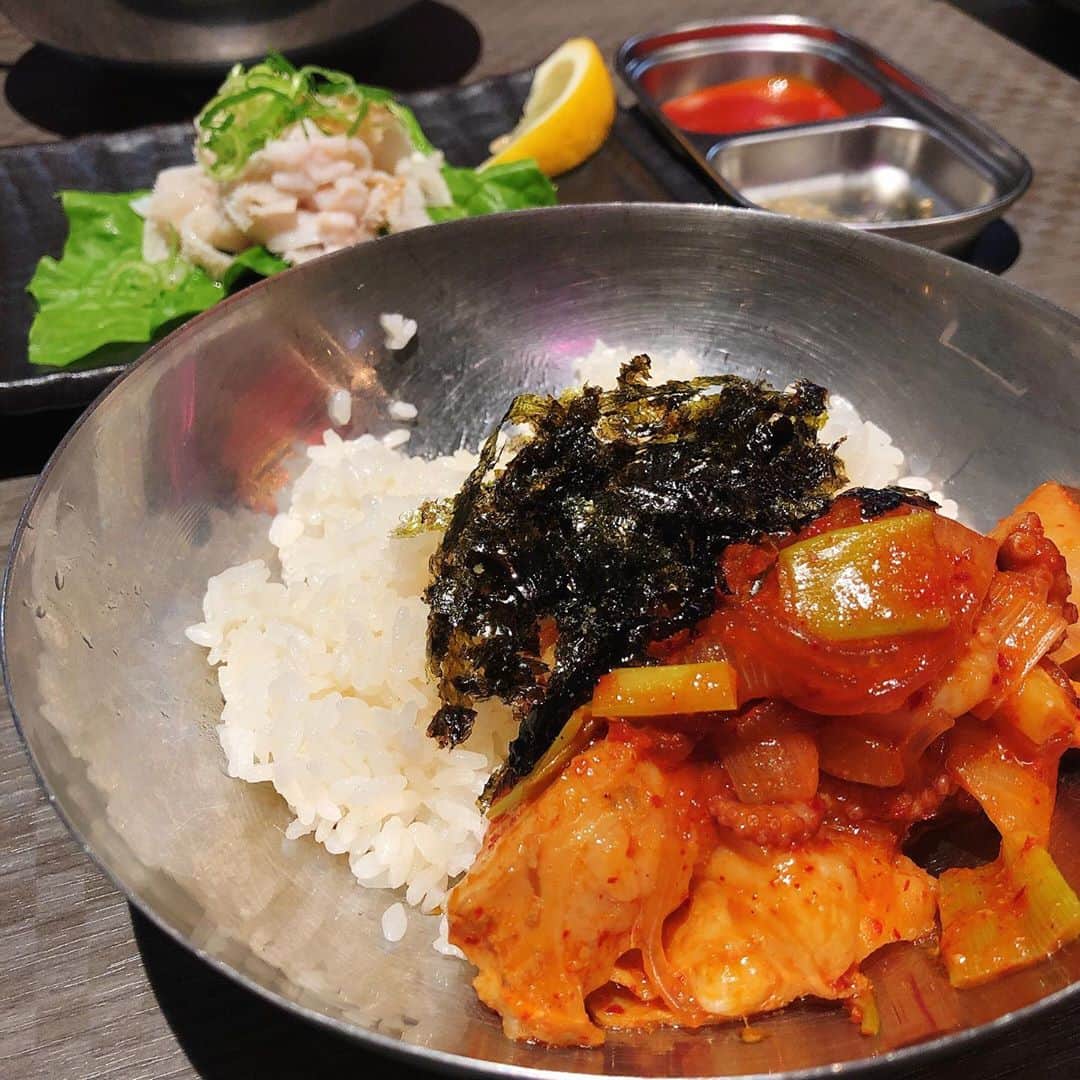 天野ゆうかさんのインスタグラム写真 - (天野ゆうかInstagram)「正解は、韓国料理でした🇰🇷🥢 #ハラペコ食堂 . . ナクチ＝🐙(手長ダコ) コプチャン＝🐄(ホルモン) セウ＝🦐(海老) の頭文字を取った鍋料理の #ナッコプセ 🥘 初めて食べたんやけど、 ご飯と韓国海苔と一緒に混ぜて食べるってのが お米好きには堪らんかった🍚🥄◎ . . あとはユッケにキムチに、 お馴染みのチャプチェやら色々✔︎ 店内もピンクネオンで韓国っぽくて可愛いからか 早めの時間でも賑わってました👩🏻‍🎤🍻 . . あー、今見てもまた食べたなってる🤤 みんなは今日何食べる予定？🤔🍣🍜🍖 . . . #韓国料理 #韓国グルメ #韓国好き #釜山グルメ #辛いもの好き #ユッケ #チャプチェ #なんば #なんばグルメ #大阪グルメ #낙지 #곱창 #새우 #낙곱새 #음식스타그램 #음식 #먹스타그램 #먹스타 #먹부림 #맛집 #맛집스타그램 #요리스타그램 #맛있다 #냠냠 #오사카 #일본 #🇰🇷 #🇯🇵」10月23日 18時54分 - yucca_official