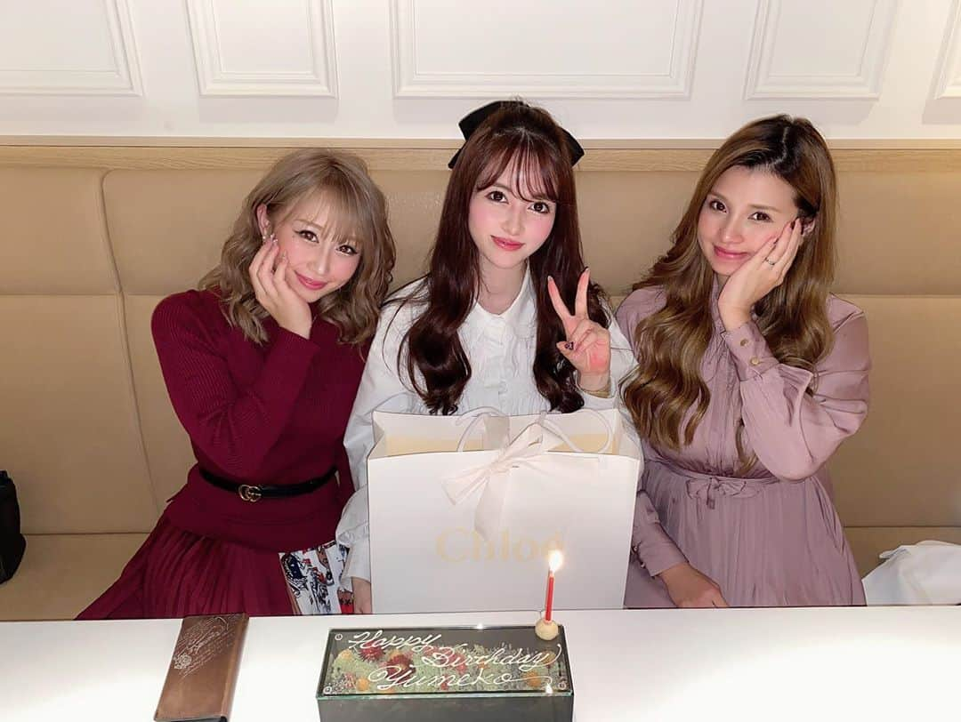 ゆめさんのインスタグラム写真 - (ゆめInstagram)「しゅきまるぴ(∩˘ω˘∩ )♡ ㅤㅤㅤㅤㅤ 今年もこの2人がお祝いしてくれた💝毎年レストランといいプレゼントといい、センスが光りすぎてて私のどツボをついてくるぜちくしょ🤣❤️笑 ㅤㅤㅤㅤㅤ プレゼントはChloeの可愛いスニーカー貰った！！また今度あっぷしよ🥰🎀 ㅤㅤㅤㅤㅤ あーはやく温泉いきたい♨️✨ ㅤㅤㅤㅤㅤ ᯒᯎ″❤︎ ㅤㅤㅤㅤㅤ #東京#六本木#歌舞伎町#tokyo#roppong #キャバクラ#キャバ嬢#舞人ゆめ#舞人 #Chloe#スニーカー#お互いの幸せを願う笑 #飾りの花が本当に飾りなのか気になる自分にじわる」10月23日 18時56分 - ___yu.me___