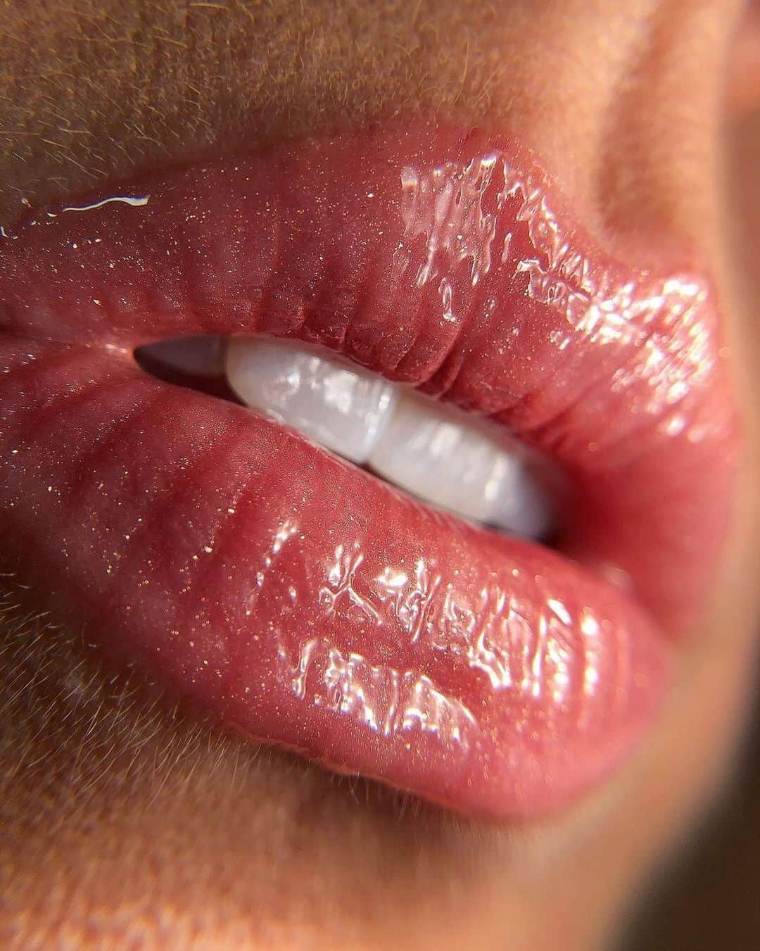 のインスタグラム：「Power to the PLUMP.⁠ ⁠That feeling when the tingling sensation of all-new Powerglass Plumping Lip Gloss hits your lips and instantly plumps up the volume💥  🛍 Shade: Gee, That’s Swell ⁠ #regram @pixibomb  #MACCosmeticsUK #MACCosmetics⁠ #MACLovesLips #MACPowerglass」