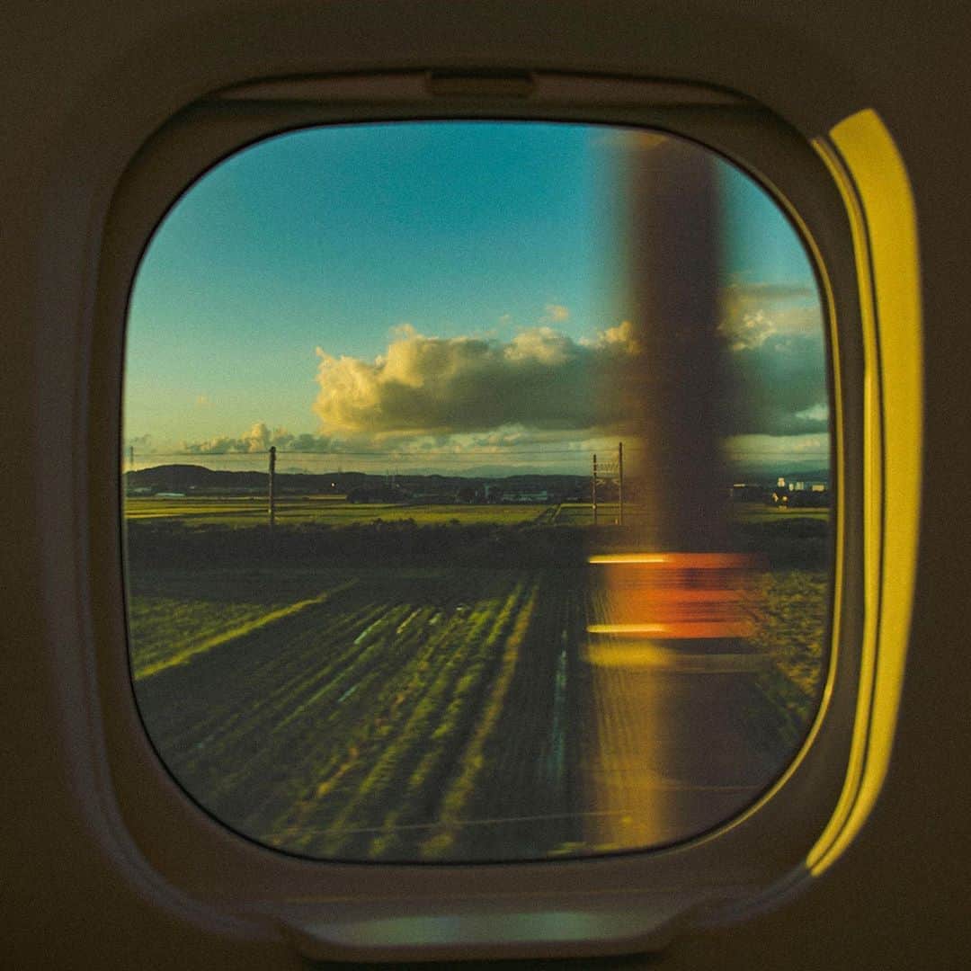 福田瞳さんのインスタグラム写真 - (福田瞳Instagram)「新幹線の窓からの景色。 なんだかそとの風景が絵画のようだ。」10月23日 18時56分 - fukudahitomi610