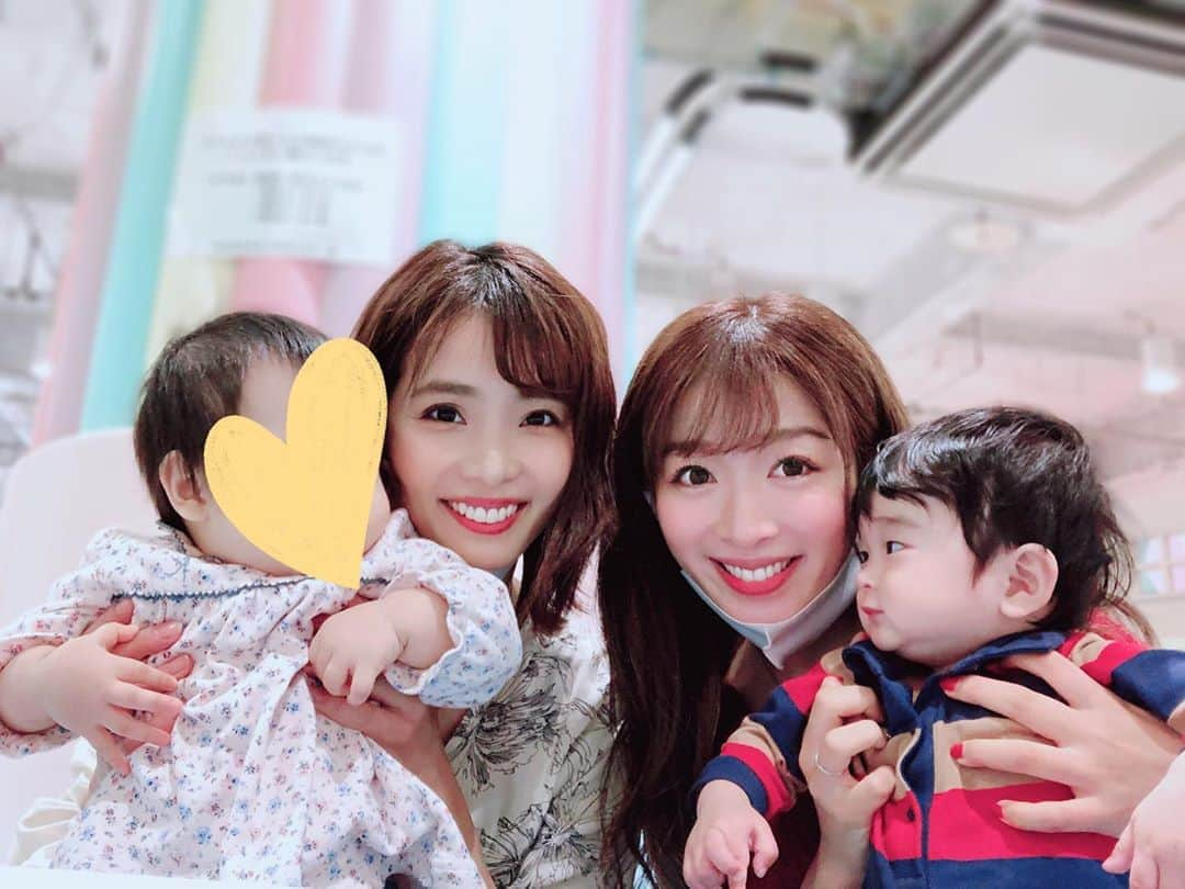 加藤雅美さんのインスタグラム写真 - (加藤雅美Instagram)「. 先日、可愛いまおちゃん(@tokinomao )親子と 一緒に前から気になっていた 6月にオープンしたばかりの 有明ガーデンへ行ってきました🤗💖 . 1枚目の写真と2枚目の写真は 娘とまおちゃんの息子ちゃんが 見つめ合ってるんですが、 この日は見つめ合うことが多くて とっても可愛かったです😆🙌❤️ . 4階には靴を脱いで遊べる 無料のキッズスペース 『KIDS ARIAKE GARDEN』があり すごく可愛い空間で娘も 楽しそうに遊んでいました☺️💕 . 0歳から1歳までのハイハイスペースや 2-6歳までのぴょんぴょんスペースなどもあり 色んな月齢の子供たちがいて たまに一緒に遊んだりして癒されました☺️🍀 これだけ綺麗で広くて遊べて無料なのは 本当にすごいです😳✨✨ . 同じフロアにはベビー服などの お店もありショッピングも 楽しそうだなと思いました🥰 . #有明ガーデン #キッズパーク #有明 #キッズスペース #美人ママ友 #ママ友ランチ #子連れスポット #東京子連れスポット #女の子ママ #生後12ヶ月 #生後384日 #1歳 #べびすたぐらむ #令和元年ベビー #10月生まれ #instagood #baby #love #happy #smile #enjoy #babygirl #babyboy #me #followme #tokyo #japan #japanesegirl #時乃真央 #加藤雅美」10月23日 18時56分 - mamikato97