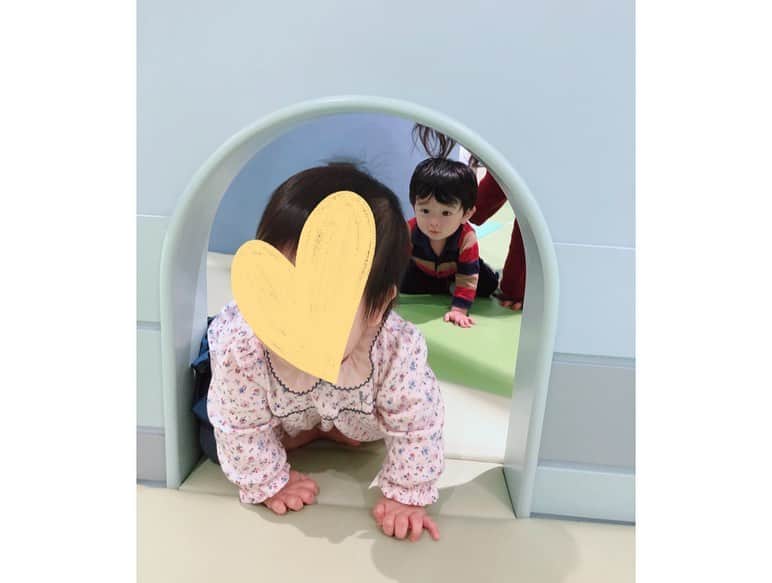 加藤雅美さんのインスタグラム写真 - (加藤雅美Instagram)「. 先日、可愛いまおちゃん(@tokinomao )親子と 一緒に前から気になっていた 6月にオープンしたばかりの 有明ガーデンへ行ってきました🤗💖 . 1枚目の写真と2枚目の写真は 娘とまおちゃんの息子ちゃんが 見つめ合ってるんですが、 この日は見つめ合うことが多くて とっても可愛かったです😆🙌❤️ . 4階には靴を脱いで遊べる 無料のキッズスペース 『KIDS ARIAKE GARDEN』があり すごく可愛い空間で娘も 楽しそうに遊んでいました☺️💕 . 0歳から1歳までのハイハイスペースや 2-6歳までのぴょんぴょんスペースなどもあり 色んな月齢の子供たちがいて たまに一緒に遊んだりして癒されました☺️🍀 これだけ綺麗で広くて遊べて無料なのは 本当にすごいです😳✨✨ . 同じフロアにはベビー服などの お店もありショッピングも 楽しそうだなと思いました🥰 . #有明ガーデン #キッズパーク #有明 #キッズスペース #美人ママ友 #ママ友ランチ #子連れスポット #東京子連れスポット #女の子ママ #生後12ヶ月 #生後384日 #1歳 #べびすたぐらむ #令和元年ベビー #10月生まれ #instagood #baby #love #happy #smile #enjoy #babygirl #babyboy #me #followme #tokyo #japan #japanesegirl #時乃真央 #加藤雅美」10月23日 18時56分 - mamikato97