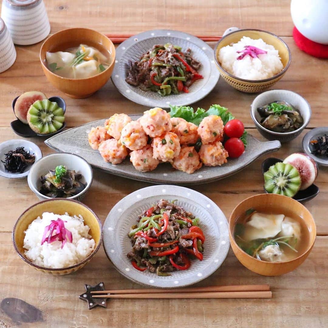 yunaのインスタグラム：「♩ . . . 青椒肉絲 水餃子 ふわふわイカ団子 茄子の味噌炒め ひじきの煮物 フルーツ🥝 . . . きのういきなりスマホが こーわーれーたー‼️ . . いろいろデータ消えた⤵️⤵️ . . #yunaご飯#igersjq#今日のごはん#食卓#献立#yummy#ていねいな暮らし#お家ごはん#器#foodstagram#lin_stagrammer#delistagrammer#Japanesefood#デリスタグラマー#クッキングラム#クッキングラムアンバサダー#タベリー#フーディーテーブル#てづくりごはん365#おうちごはん#おうちごはんlover#Japan#マカロニメイト#夜ごはん#晩ごはん#小石原焼#翁明窯元#青椒肉絲」
