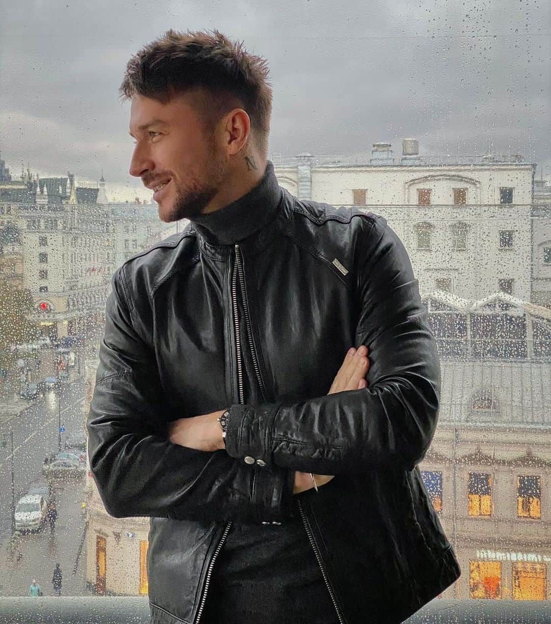 RU.TVさんのインスタグラム写真 - (RU.TVInstagram)「Москва. Дождь. Сергей Лазарев 😍 ⠀ ⛅ А какая погода в твоем городе? Пиши в комментариях! ⠀ #rutv #рутв #сергейлазарев @lazarevsergey」10月23日 19時01分 - ru_tv