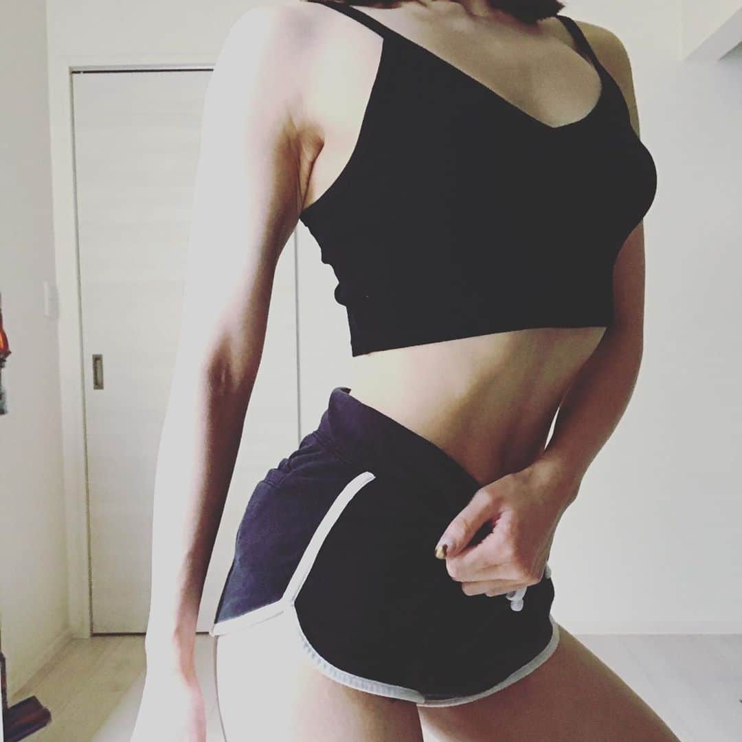 川戸沙羅のインスタグラム：「ウエイトトレーニングはただ身体を動かすだけじゃなくて、頭も使うし心も使う😇🌟  身体が成長したら心も成長したって事💓  #fitness #fitnessmotivation  #fitnessbikini  #bodymake #筋トレ #筋トレ女子 #美脚トレーニング #美尻トレーニング #体幹トレーニング #ボディメイク #筋トレダイエット」