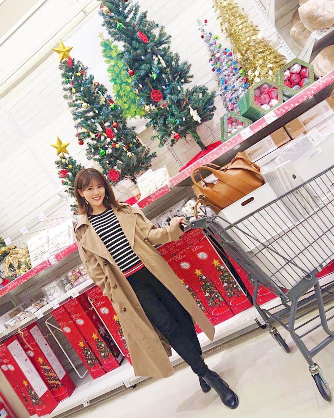 上坂由莉のインスタグラム：「﻿ \ \ Fashion👗 / /﻿ ﻿ 最近はIKEAやニトリ、家電量販店へ行って﻿ インテリアや収納を見回ってます〜☺️✨﻿ カートにラックがめちゃくちゃ入ってる〜😂﻿ 昨日は動きやすいように @eurasianjuly の オーバーサイズのトレンチコートで🧥﻿ 前回ビュッフェ行った時も着やすくてリピ👩﻿ ﻿ ﻿ そして @eurasianjuly 様からの﻿ 素敵なプレゼント企画がっ🎁﻿👏 ﻿ ﻿ \ \ プレゼント内容💝 / /﻿ ﻿ @eurasianjuly をフォローといいねして頂いた方に﻿ お洒落なフェイクレザーバッグを３名様に﻿ プレゼントされるそうです🥰﻿ ﻿ ﻿ 🎈プレゼント期間は本日から11月末日まで❗️﻿ 当選者３名様が確定しましたら﻿ eurasianjuly(ユーラシアン)様からDMにて連絡が来ます🙆‍♀️﻿ (( 男性の方は...🙏 ))﻿ 使いやすくて色々なコーデに合うフェイクレザーバッグ👜✨﻿ 是非この機会にGETしてねっ💓﻿ ﻿ ﻿ #eurasianjuly #eurasian #fashion #ユーラシアンジュライ﻿ #コーデ #プレゼント企画 #ユーラシアンプレゼント企画﻿」