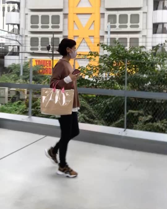 のインスタグラム：「今日は原宿。新作ニットを着ています。ろみひー（うちのチーフデザイナー）は色違いを着ています。 インナーのカットソーもう間も無く発売開始  （その他、バッグはギャルソン、シューズはナイキです。ピアスは　@beams_official で購入しました　）  【森本容子セレクト オンラインストア】http://ymdo.tokyo ※新作お知らせから発売開始時間までも【在庫切れ】と表示されておりますので注意ください。  ※商品のお問い合わせ、質問はオンラインストアへお願い致します。  @kariangofficial @ymdoshop @bankertokyo @yocomorimoto #bankertokyo #ymdoshop #kariang #tokyo #denim #japanmade #カリアング#レディスウェア#今日のコーデ#カットソー#コーディネート#森本容子#キッズウエア #マタニティウエア #マタニティ#マタニティコーデ #がんばれ高齢出産 #fashion #yocomorimoto  #1歳 #40代　#kmrii @kmrii_online @kmrii_official」