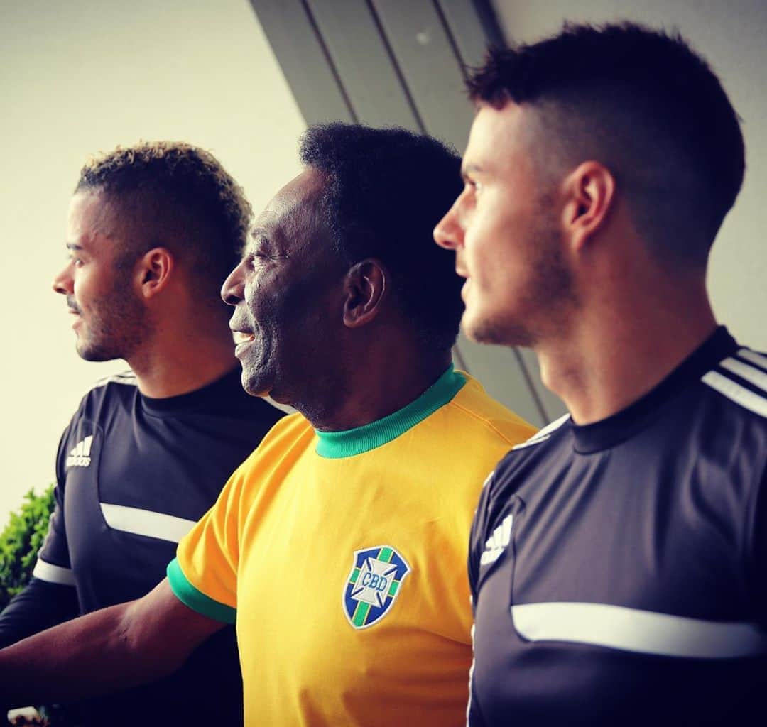 F2Freestylersのインスタグラム：「Happy Birthday Legend @pele 🇧🇷」