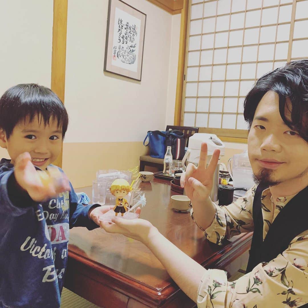 のインスタグラム：「【 ケビンお兄ちゃんと鬼滅の刃】  保育園にお迎えに行くと 「ケビンお兄ちゃーーーん」と私を通り抜け一目散に駆け寄って抱きつく息子  最近　わたしが先月から週2で来る安らぎの湯 笑笑  温泉県群馬を楽しみまくってるのですが  日帰りの温泉施設なんですが個室を借りることができ、しかも部屋に温泉もついてるので なにかと知り合いが遊びに来てくれるとここへ連れてくるのが今マイブーム　笑笑  水沢うどん食べて 内風呂入って 今ゴロゴロ。  天国です  こうとくんは、ケビンお兄ちゃんからの鬼滅の刃のゼンイツで大興奮  兄弟仲良く遊んでくれてます。  温泉県　群馬　笑笑  #安らぎの湯  #高崎市  #群馬」