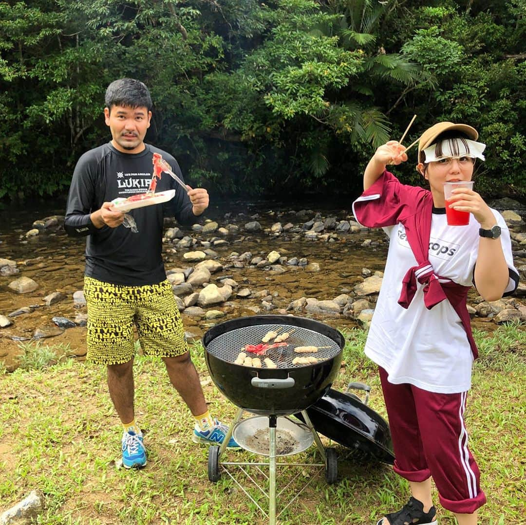 MAIKO さんのインスタグラム写真 - (MAIKO Instagram)「テナガエビさん(@kamakirikowai )と行く川遊びパート2🦐🌿 ・ ・ ・ 前回行った名もなき川が楽しすぎたので次は川BBQがしたいーーー🥩!! と計画したんだけど、あの川はマジ過酷でBBQ道具を持っていくのは辛すぎるので比地大滝へ🏕 愉快な比嘉さん(@arinkrin.higa710 )も仲間入り🚙 ・ ・ ・ ①うっぷすTを部活着のように着こなすななへ ②焼く人と食べるの待つ人 ③焼く人達🥩 ④ゆんたくタイム ⑤ゆんたくタイム引きの絵 ⑥ぐしけんパンに焼きそば挟んで食べたら美味しかった🥖 ⑦ちゃんとうっぷすTを着てくれるテナガエビさん🦐(まじでちゃんと買ってくれた人) ・ ・ ・ ・ #sevenoops  #川遊び #比地大滝 #うっぷすT」10月23日 19時16分 - maiko_oops