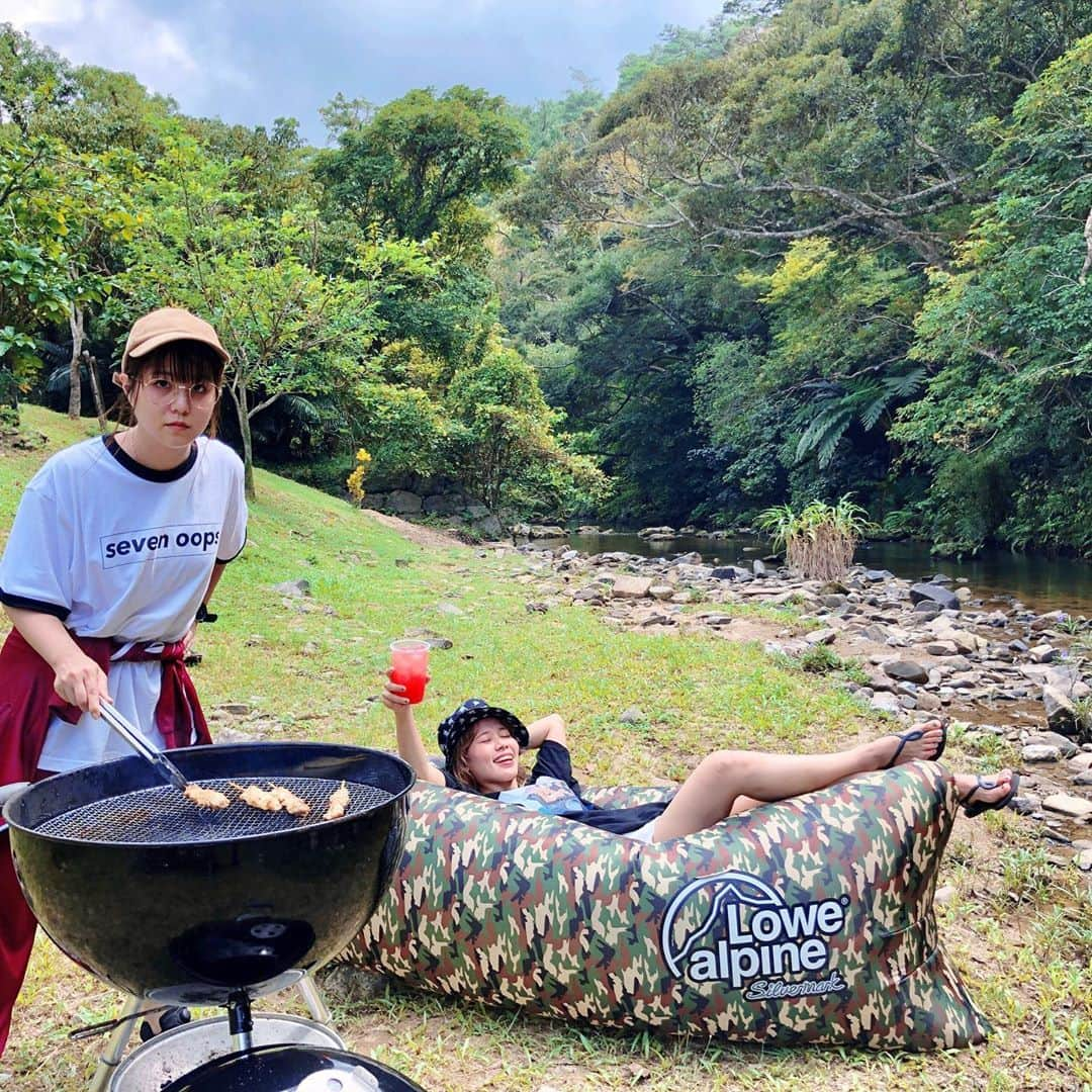 MAIKO さんのインスタグラム写真 - (MAIKO Instagram)「テナガエビさん(@kamakirikowai )と行く川遊びパート2🦐🌿 ・ ・ ・ 前回行った名もなき川が楽しすぎたので次は川BBQがしたいーーー🥩!! と計画したんだけど、あの川はマジ過酷でBBQ道具を持っていくのは辛すぎるので比地大滝へ🏕 愉快な比嘉さん(@arinkrin.higa710 )も仲間入り🚙 ・ ・ ・ ①うっぷすTを部活着のように着こなすななへ ②焼く人と食べるの待つ人 ③焼く人達🥩 ④ゆんたくタイム ⑤ゆんたくタイム引きの絵 ⑥ぐしけんパンに焼きそば挟んで食べたら美味しかった🥖 ⑦ちゃんとうっぷすTを着てくれるテナガエビさん🦐(まじでちゃんと買ってくれた人) ・ ・ ・ ・ #sevenoops  #川遊び #比地大滝 #うっぷすT」10月23日 19時16分 - maiko_oops