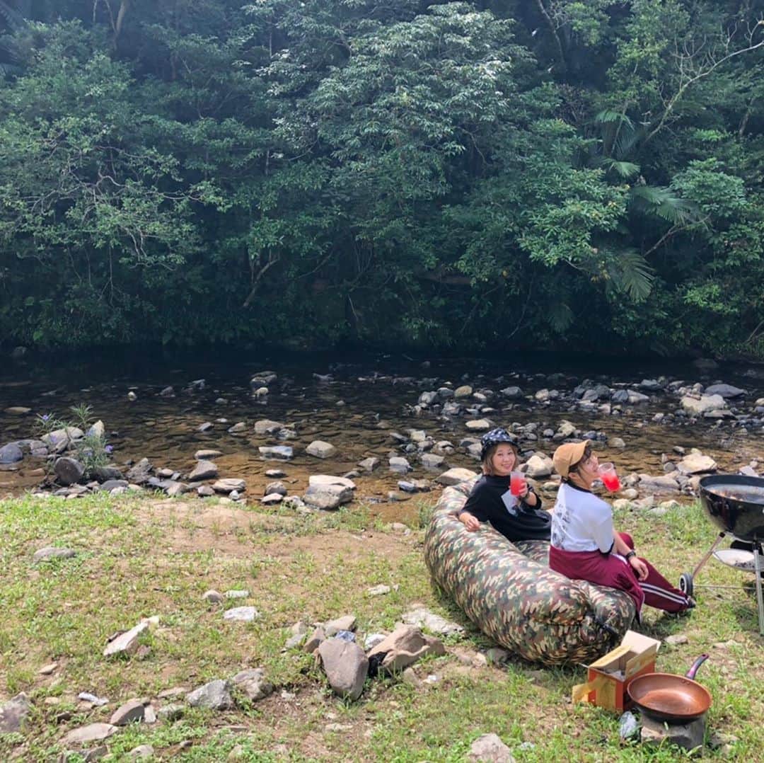 MAIKO さんのインスタグラム写真 - (MAIKO Instagram)「テナガエビさん(@kamakirikowai )と行く川遊びパート2🦐🌿 ・ ・ ・ 前回行った名もなき川が楽しすぎたので次は川BBQがしたいーーー🥩!! と計画したんだけど、あの川はマジ過酷でBBQ道具を持っていくのは辛すぎるので比地大滝へ🏕 愉快な比嘉さん(@arinkrin.higa710 )も仲間入り🚙 ・ ・ ・ ①うっぷすTを部活着のように着こなすななへ ②焼く人と食べるの待つ人 ③焼く人達🥩 ④ゆんたくタイム ⑤ゆんたくタイム引きの絵 ⑥ぐしけんパンに焼きそば挟んで食べたら美味しかった🥖 ⑦ちゃんとうっぷすTを着てくれるテナガエビさん🦐(まじでちゃんと買ってくれた人) ・ ・ ・ ・ #sevenoops  #川遊び #比地大滝 #うっぷすT」10月23日 19時16分 - maiko_oops